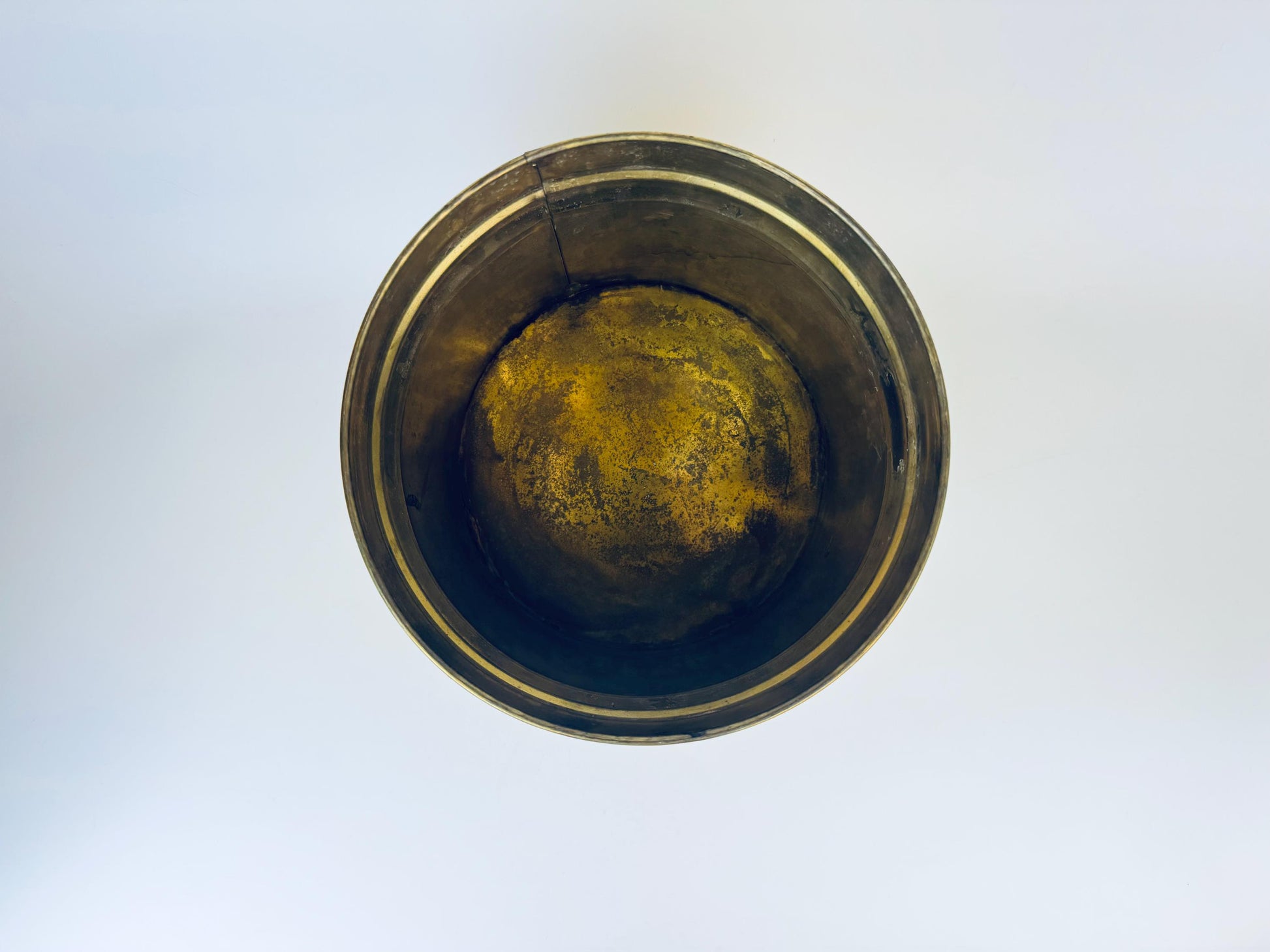 Product image for 'vintage 8 brass circular indoor planter hobnail rim attractive aged patina made in england' (view 7a6d2c)