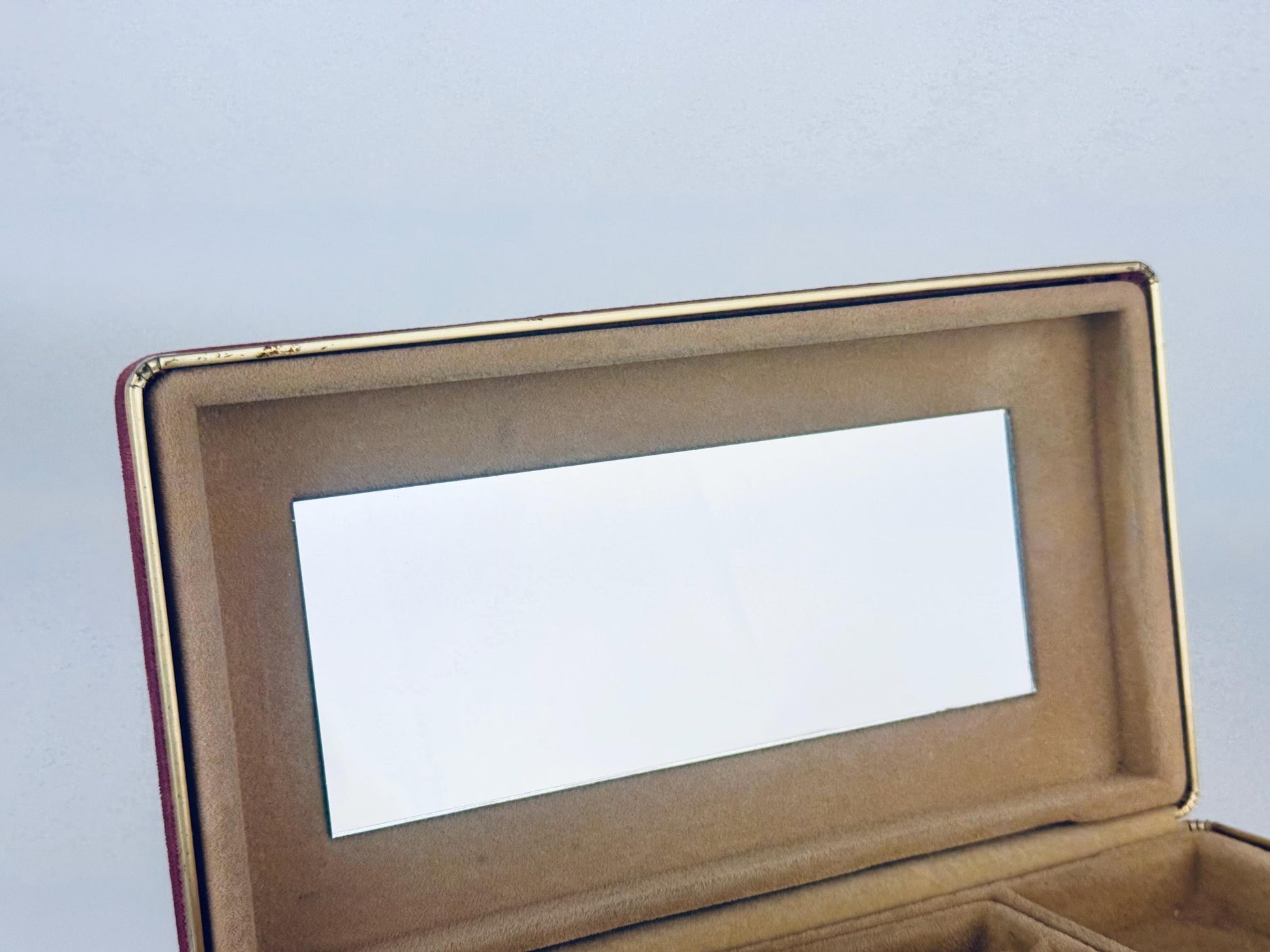 Product image for 'vintage 1980s mauve crushed velvet jewellery travel box with mirror' (view fde423)