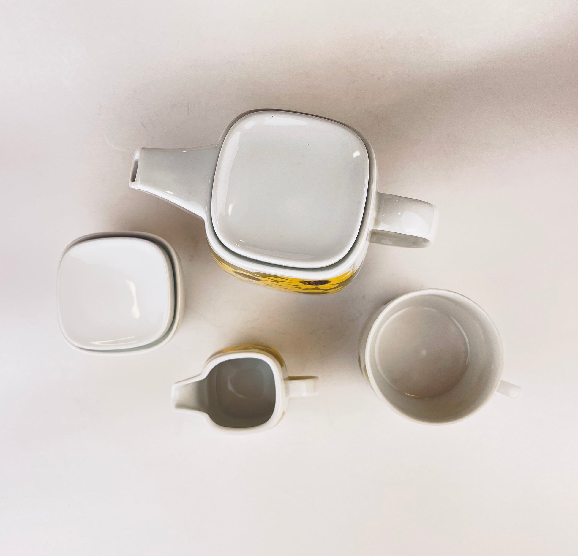 Product image for 'vintage yellow daisy tea set schirnding bavaria tea kettle cream sugar tea cups' (view b5935b)