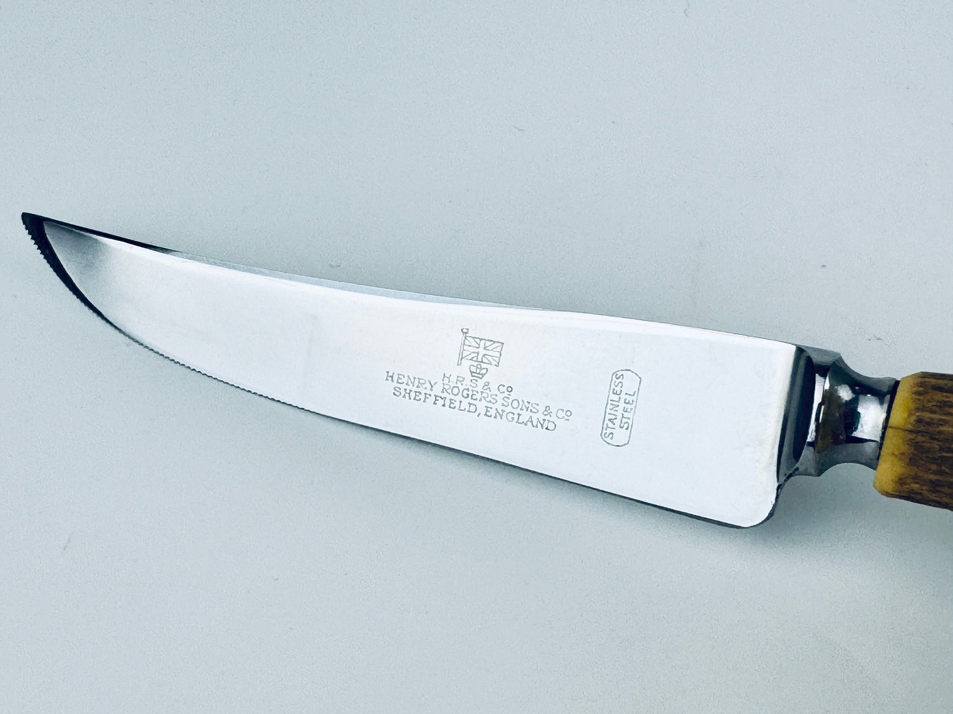 Product image for 'vintage genuine antler handles henry rogers sons co serrated stainless steel steak knife set set of six 6 made in england' (view 9e8900)