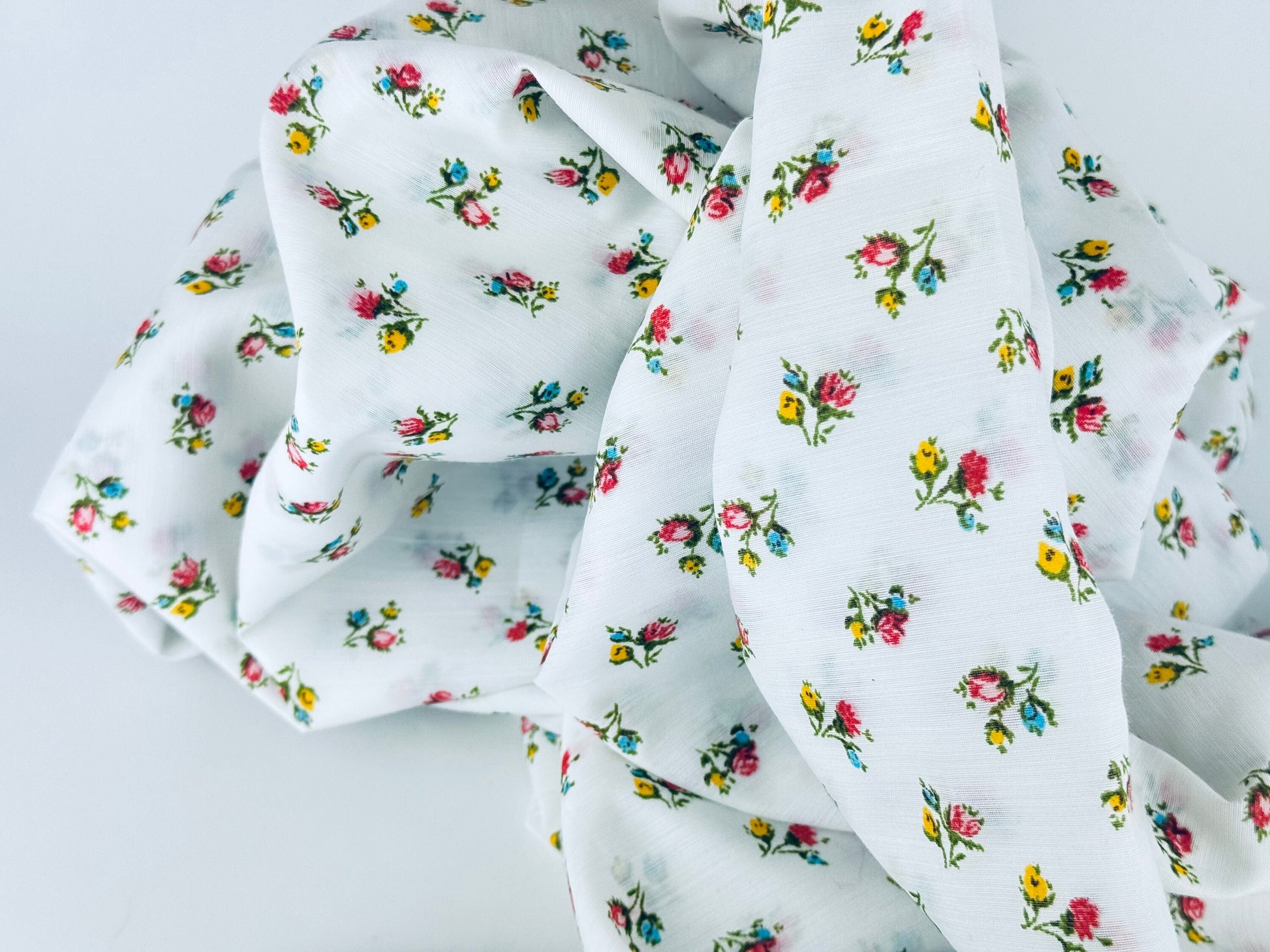 Product image for 'vintage floral bouquet print semi sheer polyester fabric material 45 x 106' (view 9eafde)