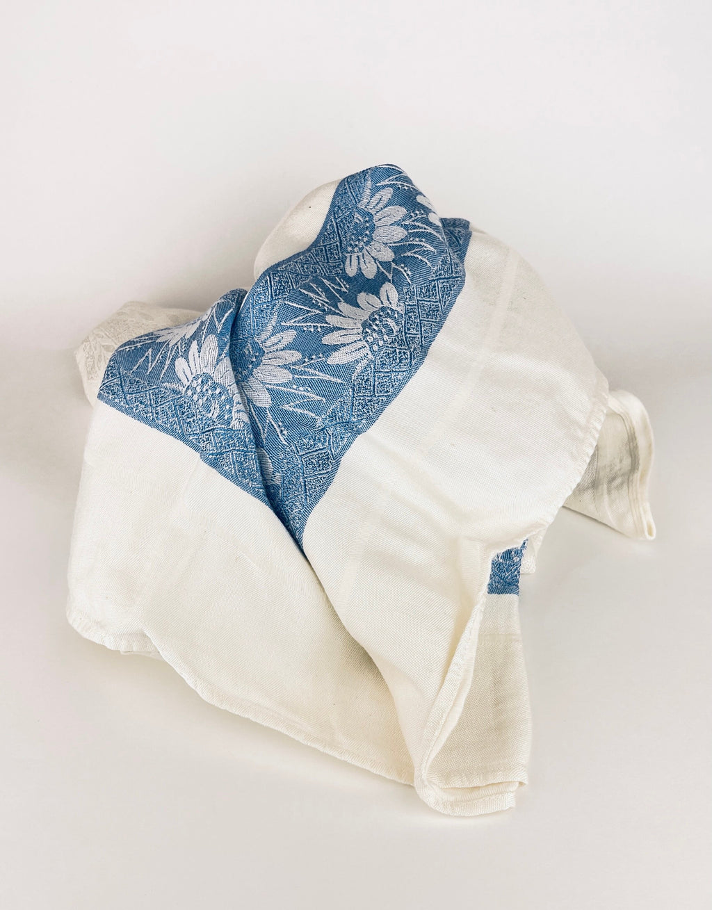 Product image for 'vintage blue daisy white floral square tablecloth' (view 8c4f9b)