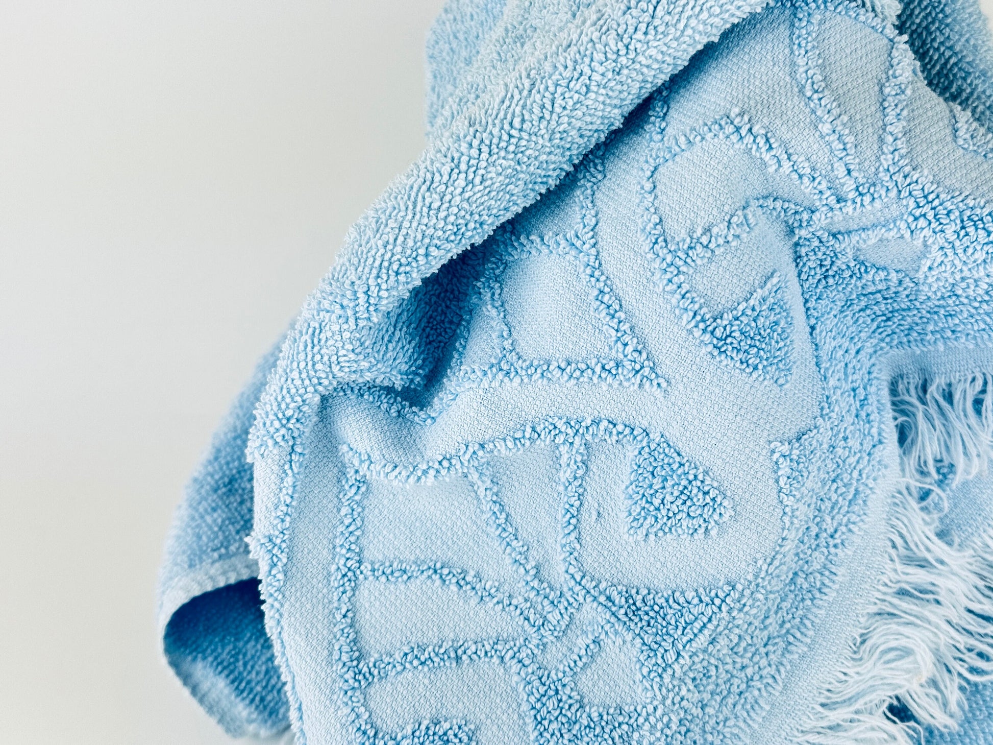 Product image for 'vintage blue textured fringe rectangular bath towel cotton polyester blend made in canada' (view 1704b6)