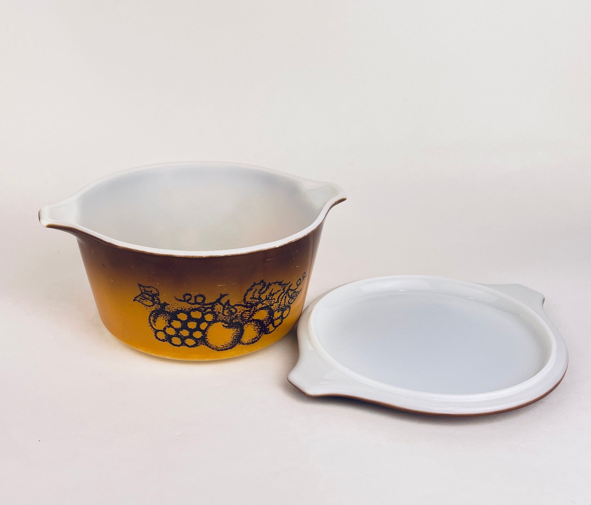 Product image for 'vintag old orchard pyrex lidded casserole dish 473 1 qt or 1 l' (view 711f0e)