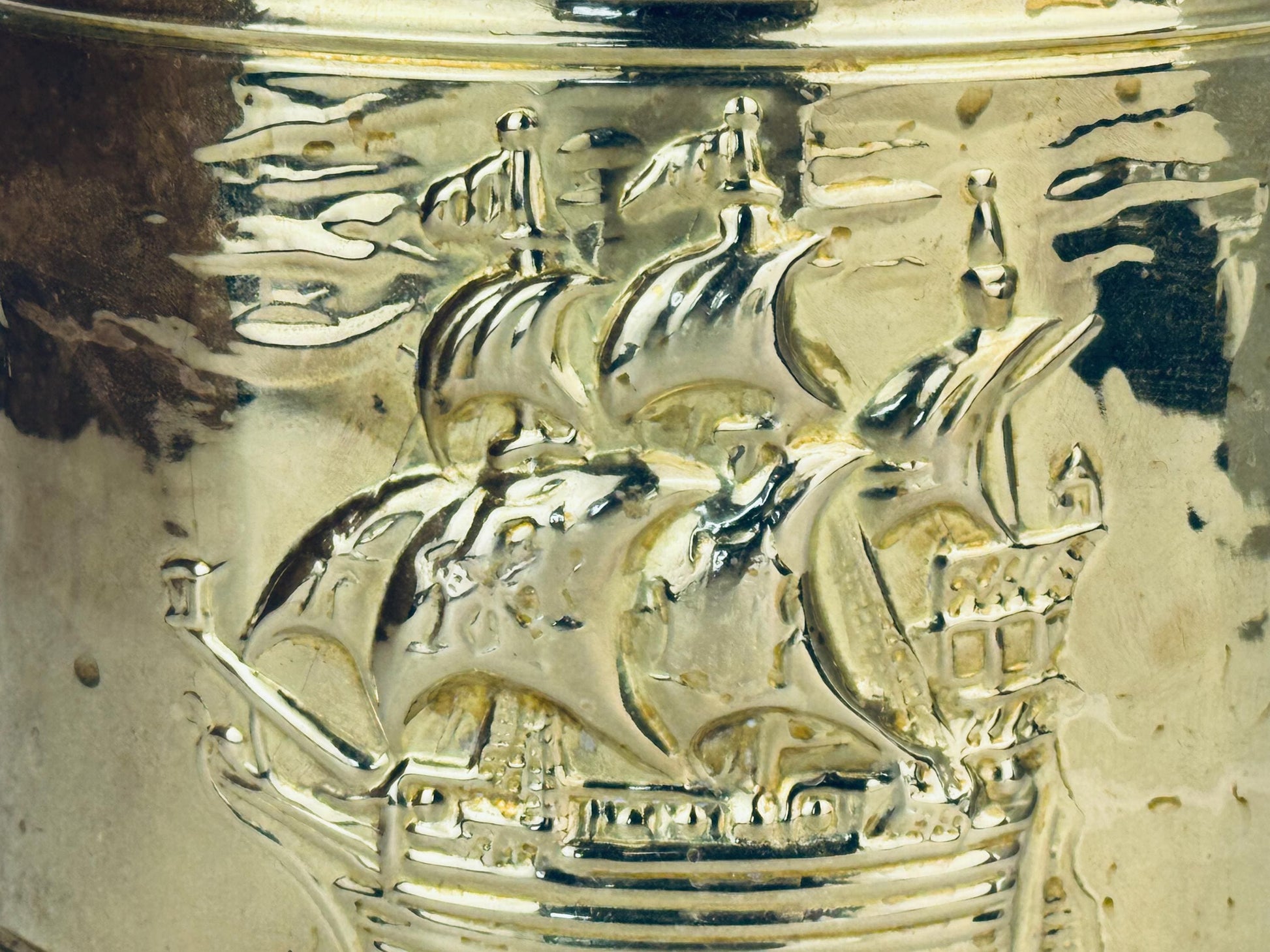 Product image for 'vintage round brass nautical emboss indoor planter lion head handles made in england by peerage' (view ee6d38)
