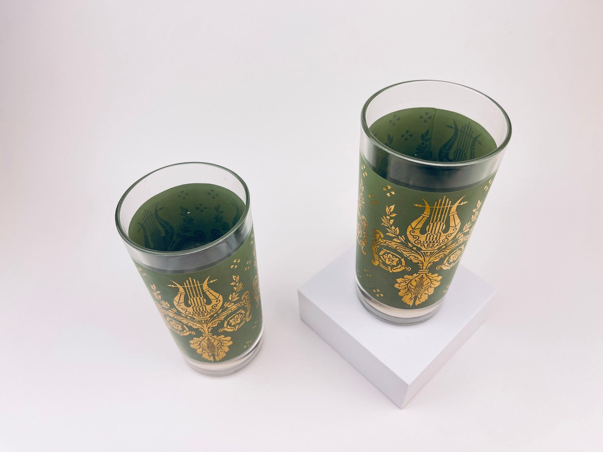 Product image for 'vintage hollywood regency green gold glasses laurel and lyre pattern highball bar glasses set of two 2 jeannette glass company' (view ae5a93)