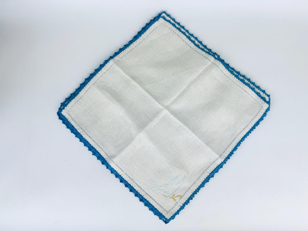 Product image for 'vintage 1940s embroidered linen napkins beige blue lace edge bird motif set of 4 table linens' (view 5ab52f)