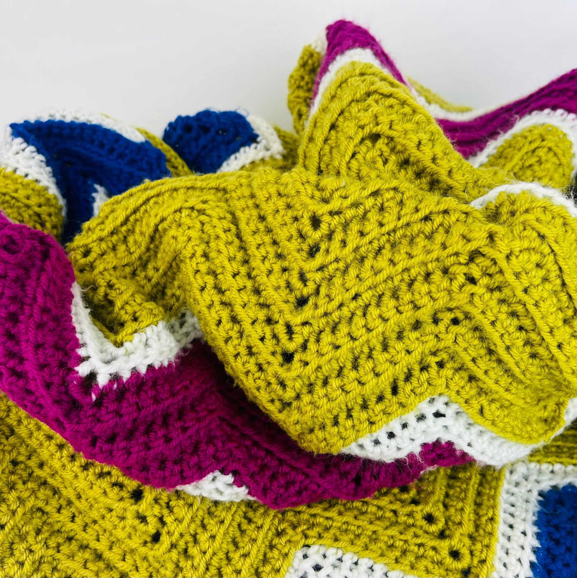 Product image for 'vintage handmade granny square afghan with scalloped edge cozy retro charm' (view 4d1055)