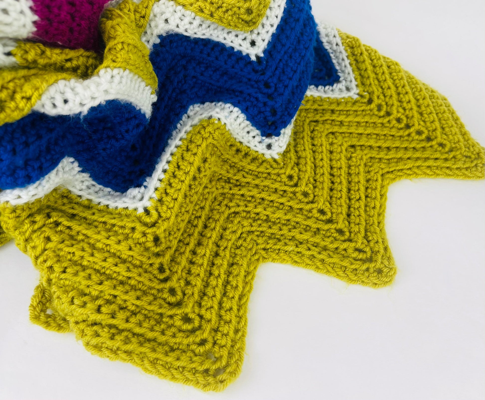 Product image for 'vintage handmade granny square afghan with scalloped edge cozy retro charm' (view ca22b9)