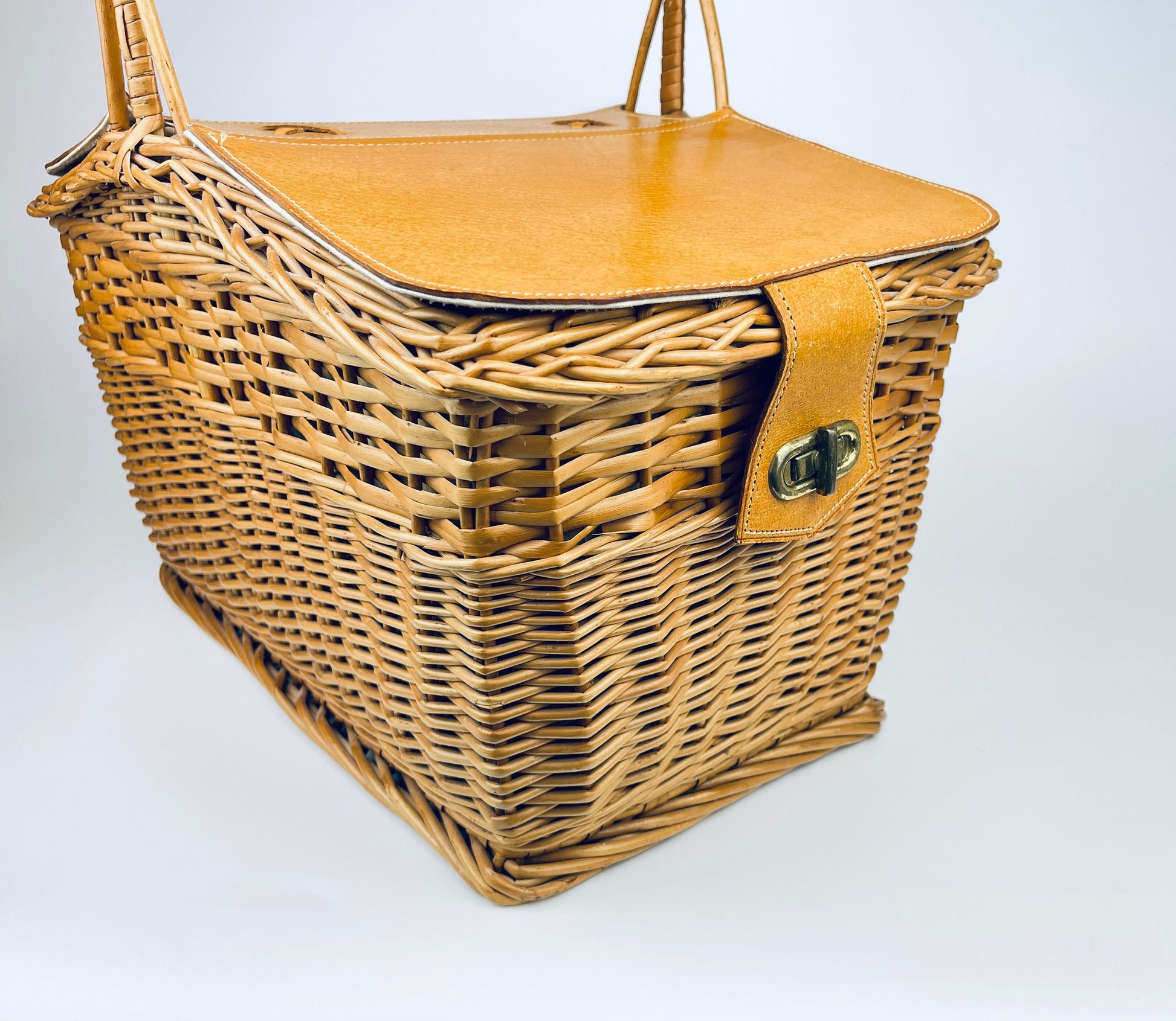 Product image for 'vintage dagmar leather wicker picnic basket made in poland' (view a2df02)