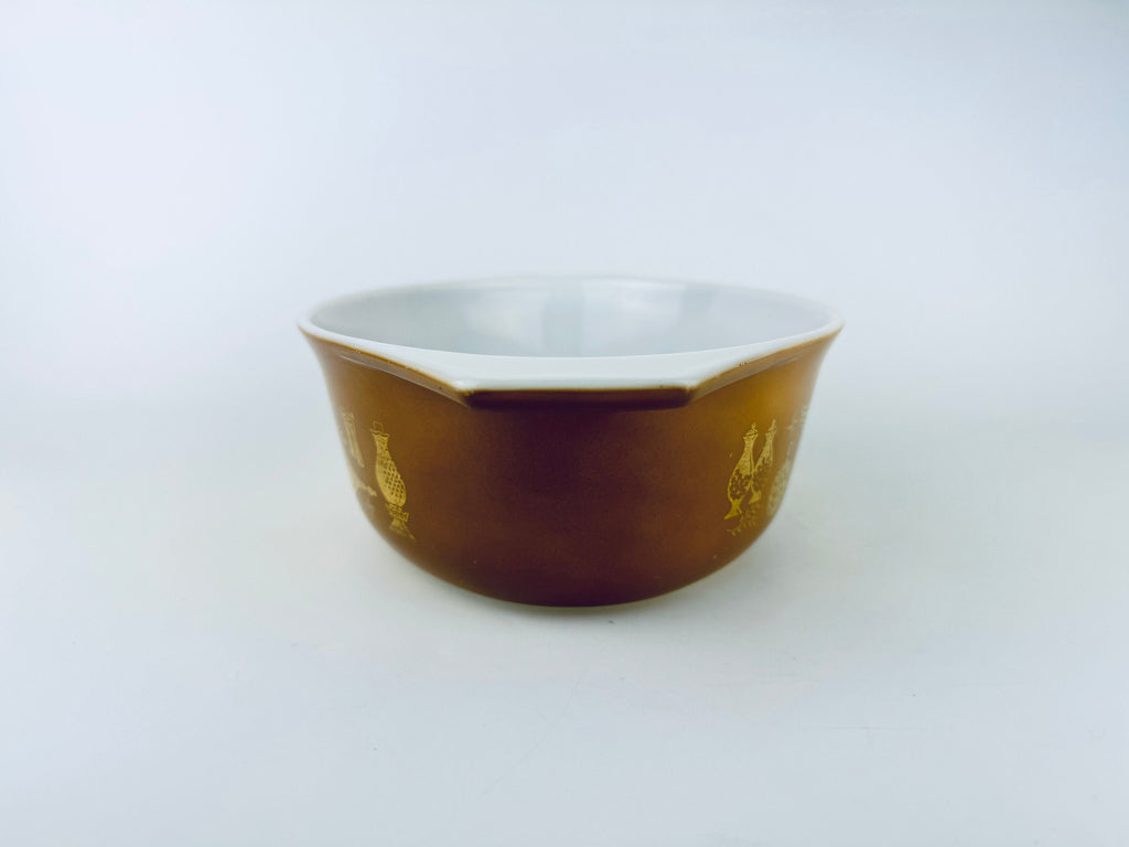 Product image for 'vintage early american pyrex white milk glass casserole dish 043 1 1 2 qt 1 42 litre early canadian' (view 81e484)