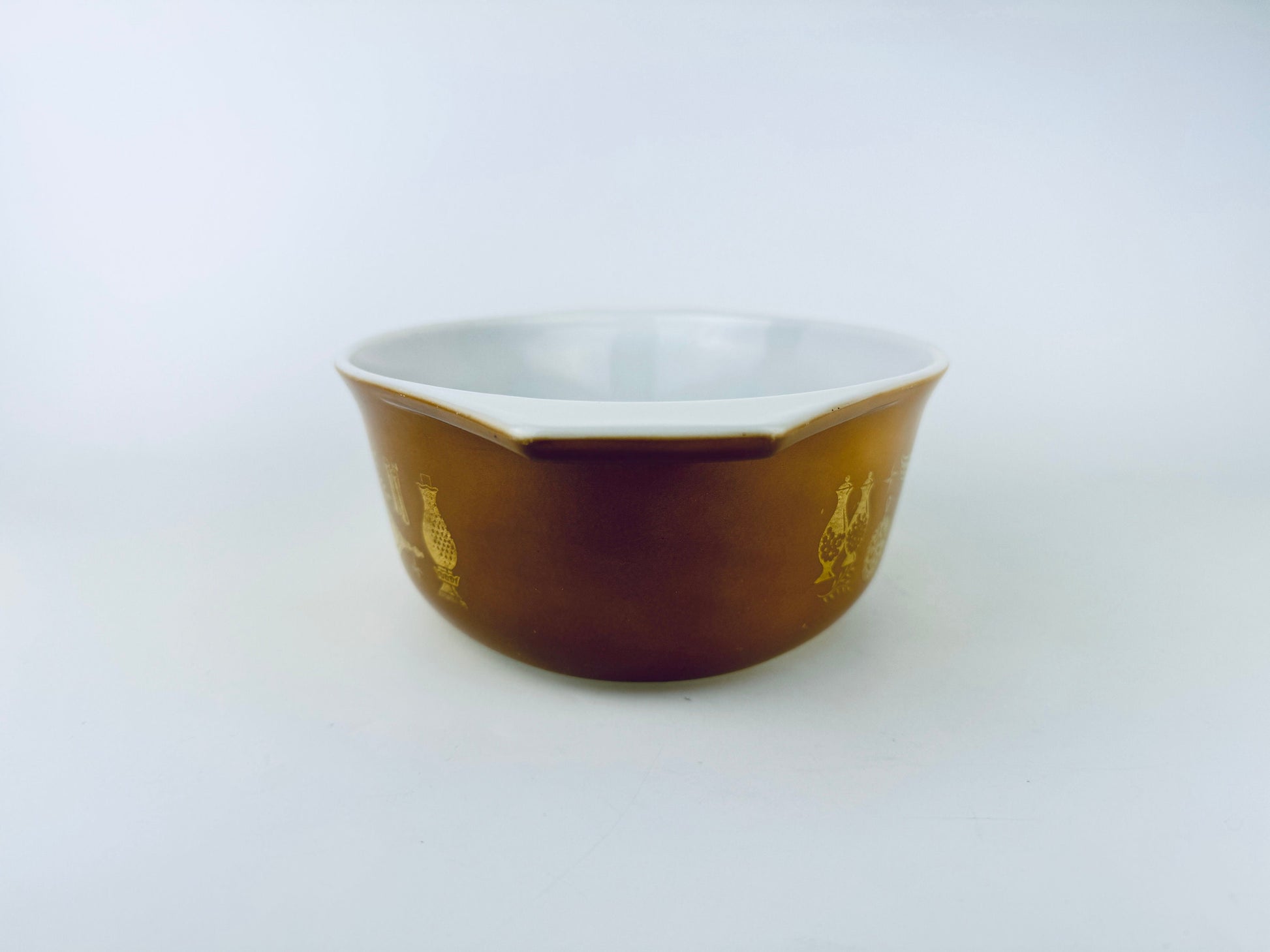 Product image for 'vintage early american pyrex white milk glass casserole dish 043 1 1 2 qt 1 42 litre early canadian' (view 81e484)