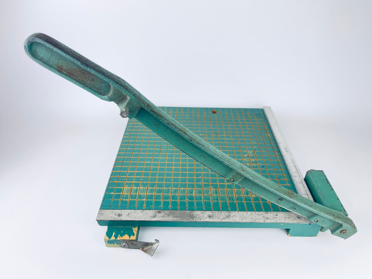 Product image for 'vintage wood metal paper cutting board guillotine premier photo materials co chicago usa' (view 28994f)