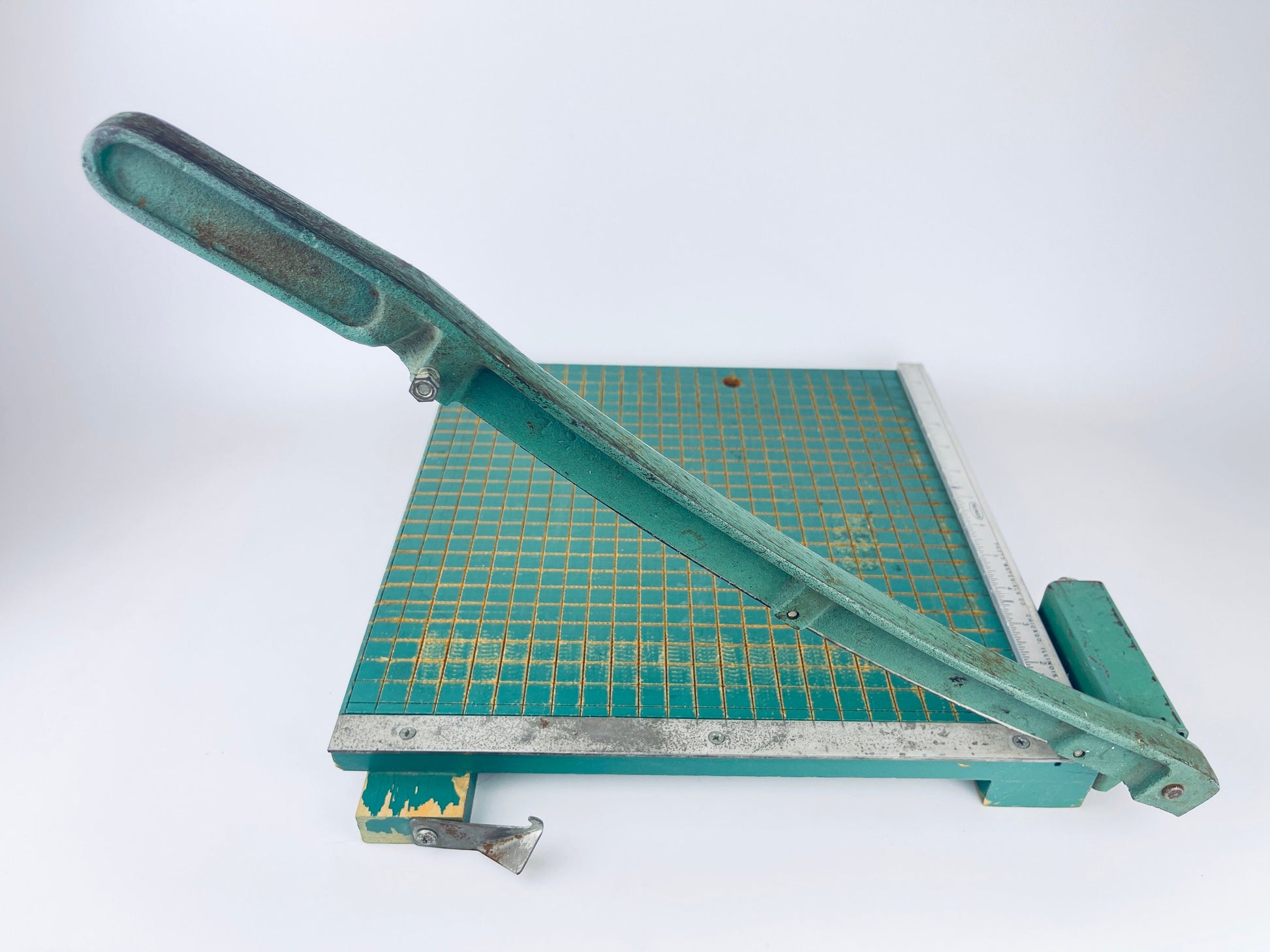 Product image for 'vintage wood metal paper cutting board guillotine premier photo materials co chicago usa' (view 28994f)