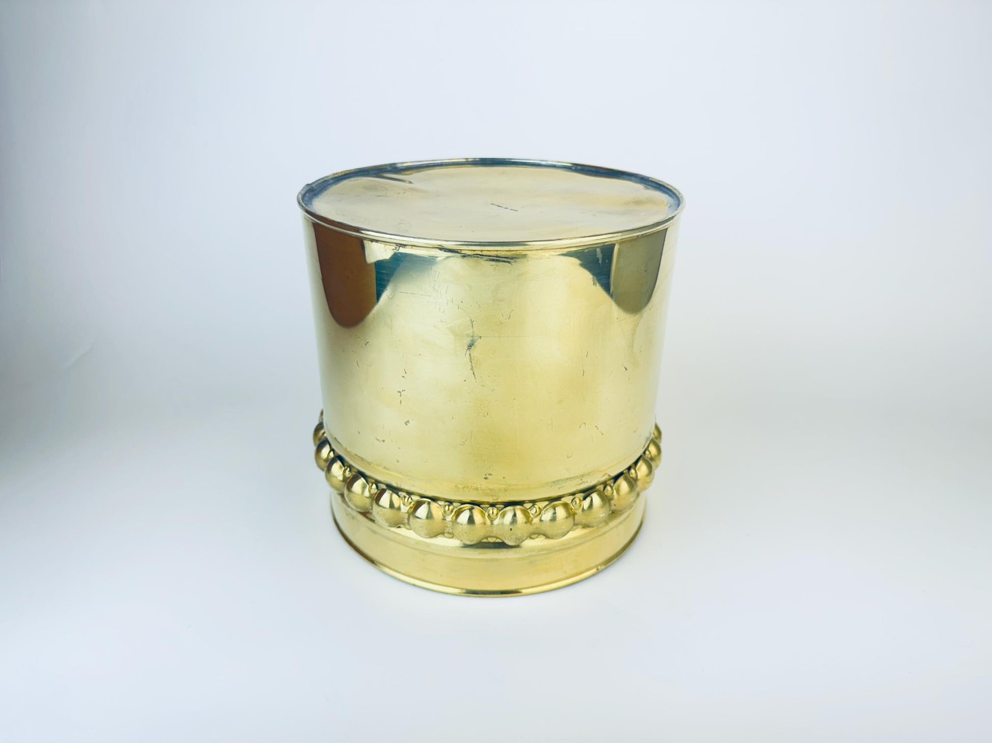 Product image for 'vintage 8 brass circular indoor planter hobnail rim attractive aged patina made in england' (view 88fe0b)
