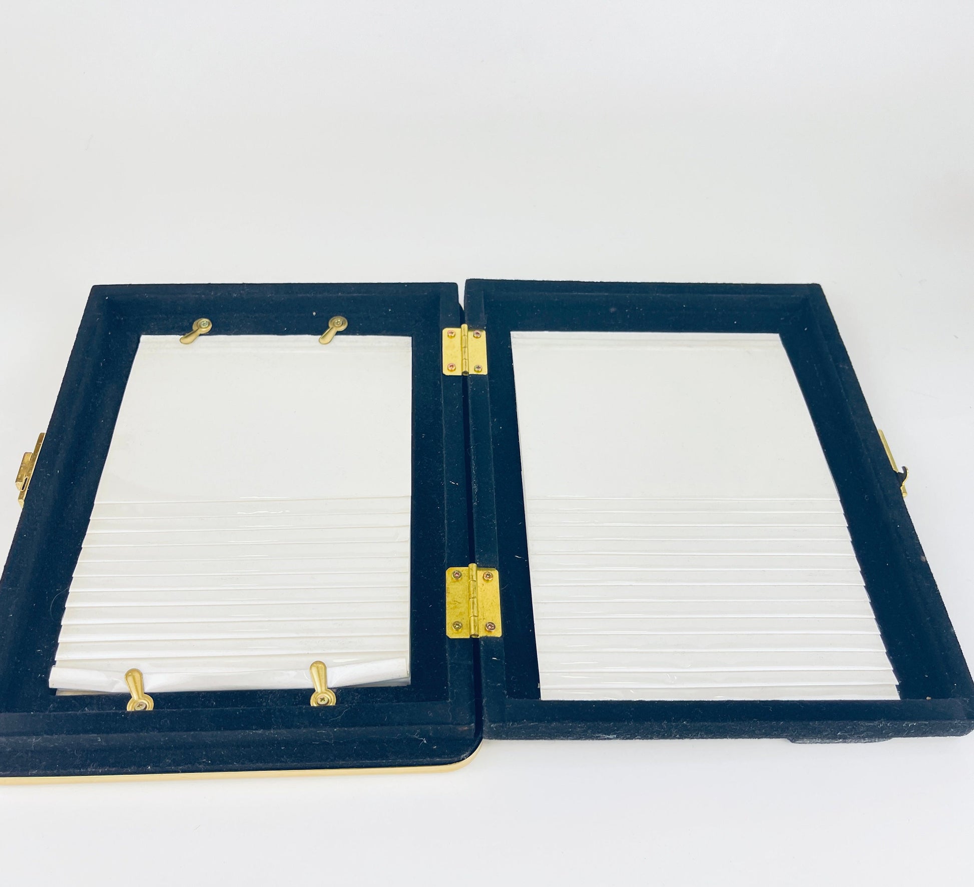 Product image for 'vintage brass tabletop picture album frame made in korea' (view bbfba8)