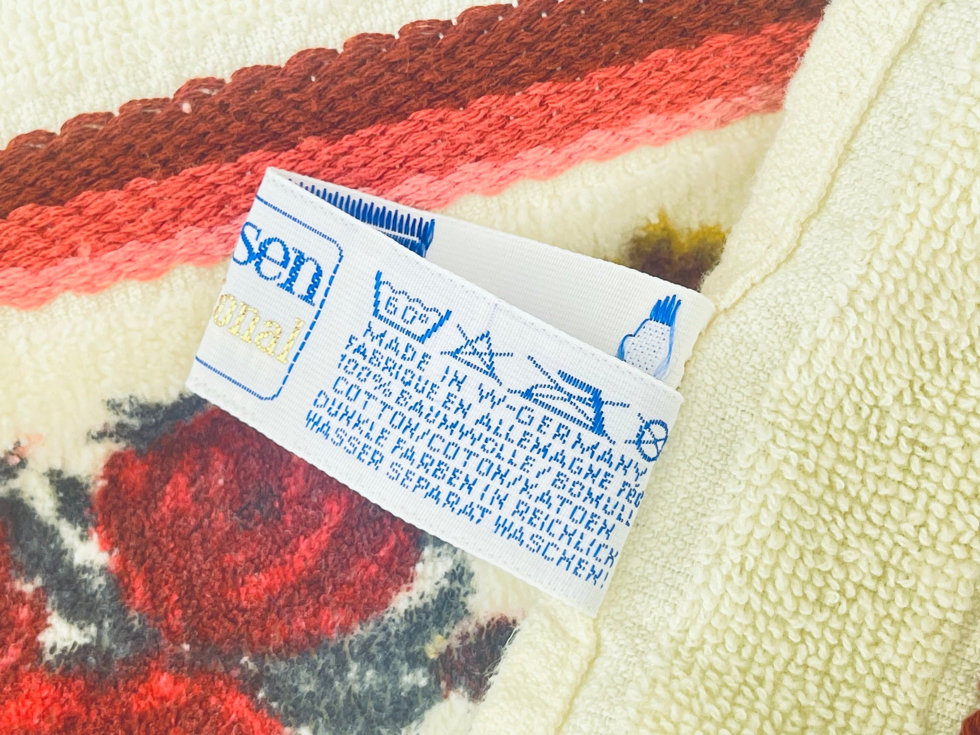 Product image for 'vintage beige red floral pattern bath shower towel vossen international made in west germany 100 cotton' (view e98b69)