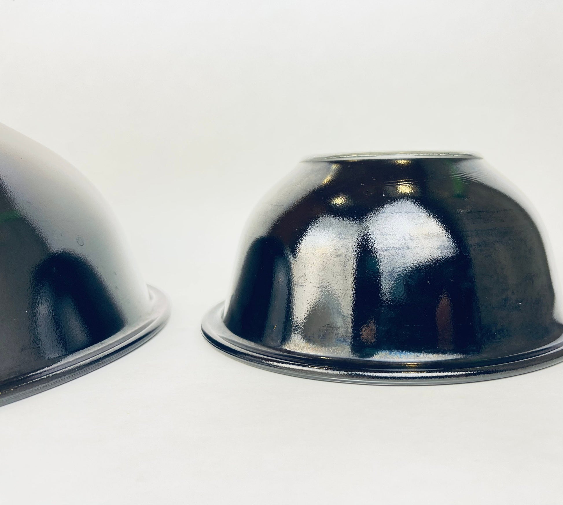 Product image for 'vintage pyrex nesting bowl set mixing bowls of various size black white with clear bottoms 322 323 325' (view 421cf0)