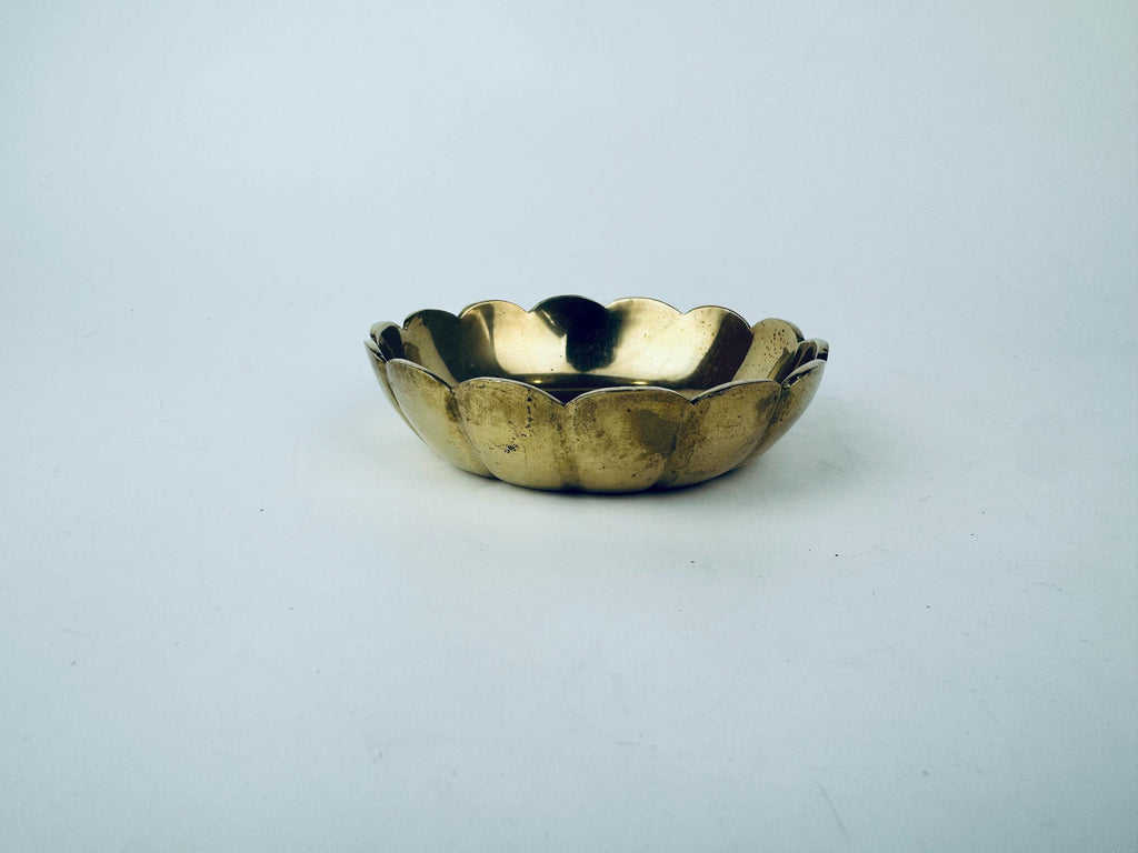Product image for 'vintage 1970s solid brass scalloped floral trinket dish gold catch all jewelry bowl' (view 9e9c11)