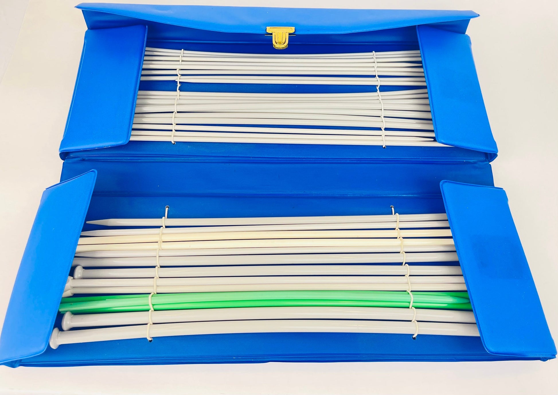 Product image for 'vintage latch knitting needle kit dcn perfecto bright blue pleather brass looking includes variety needle sizes' (view 47e68f)