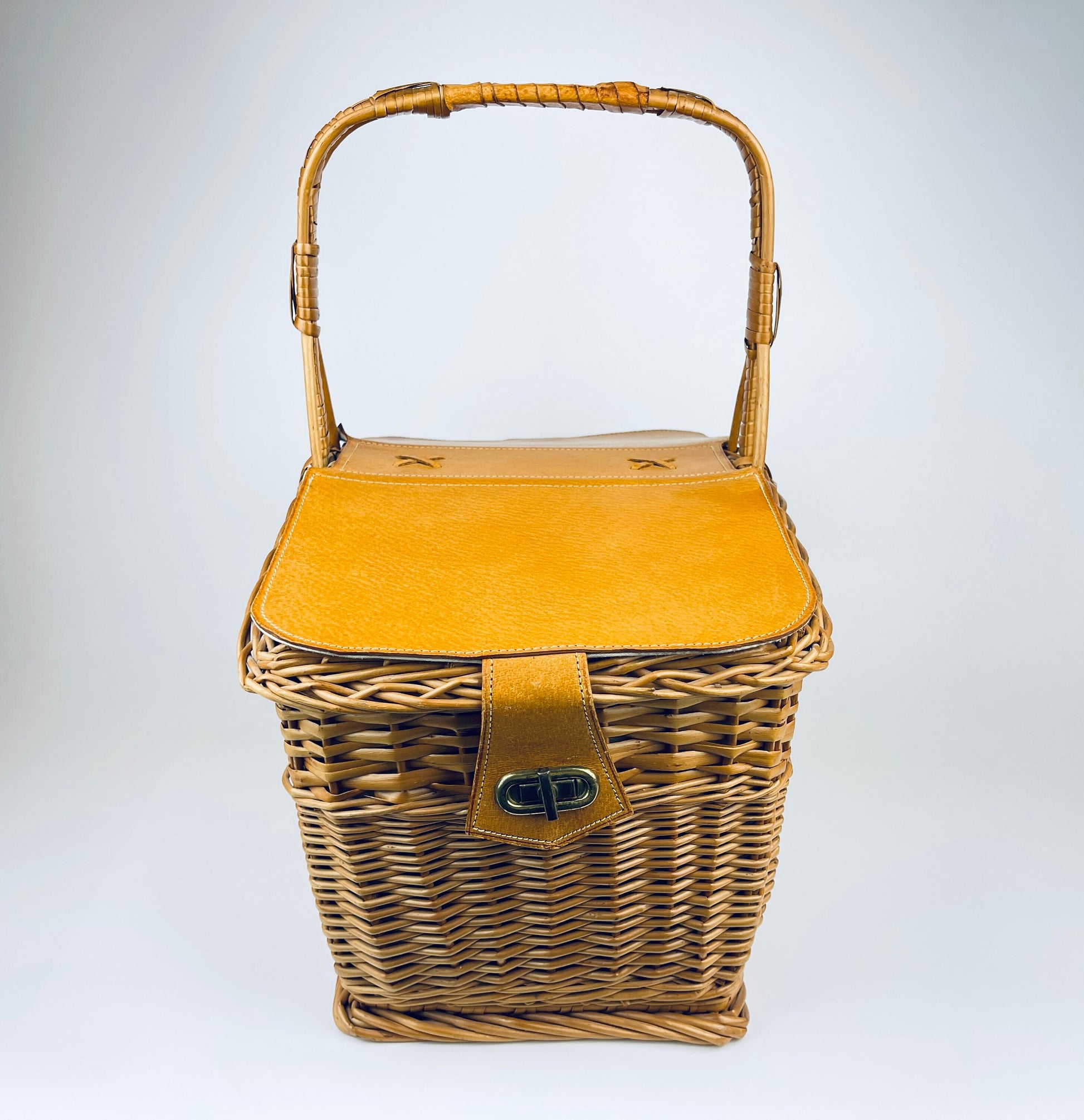 Product image for 'vintage dagmar leather wicker picnic basket made in poland' (view a4ab45)