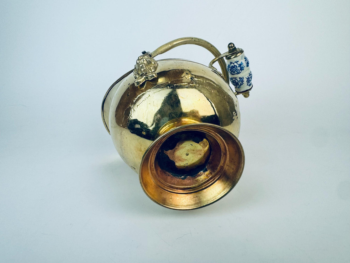 Product image for 'vintage brass lion head coal scuttle bucket elegant fireplace accent' (view fd6cc2)