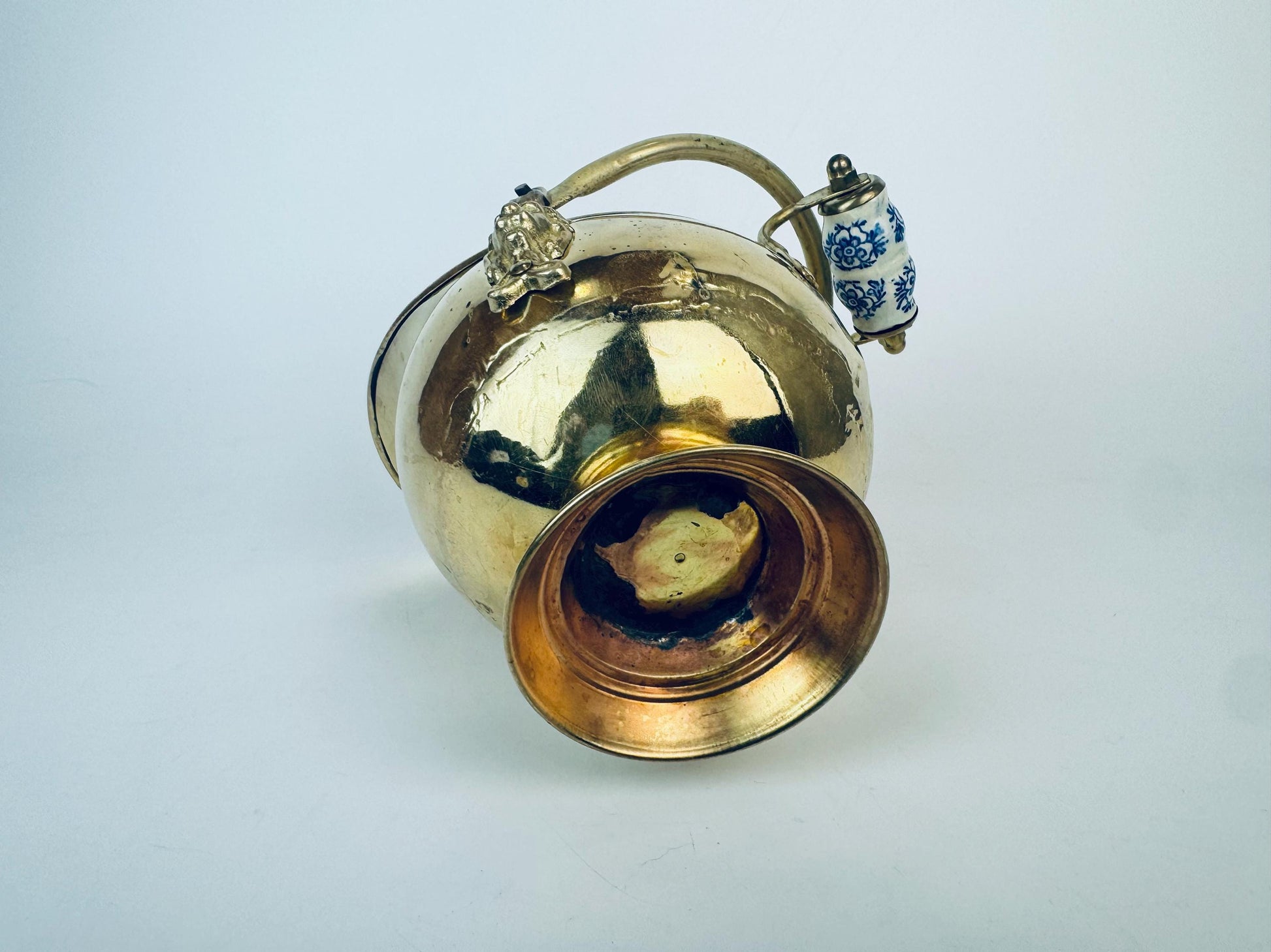 Product image for 'vintage brass lion head coal scuttle bucket elegant fireplace accent' (view fd6cc2)