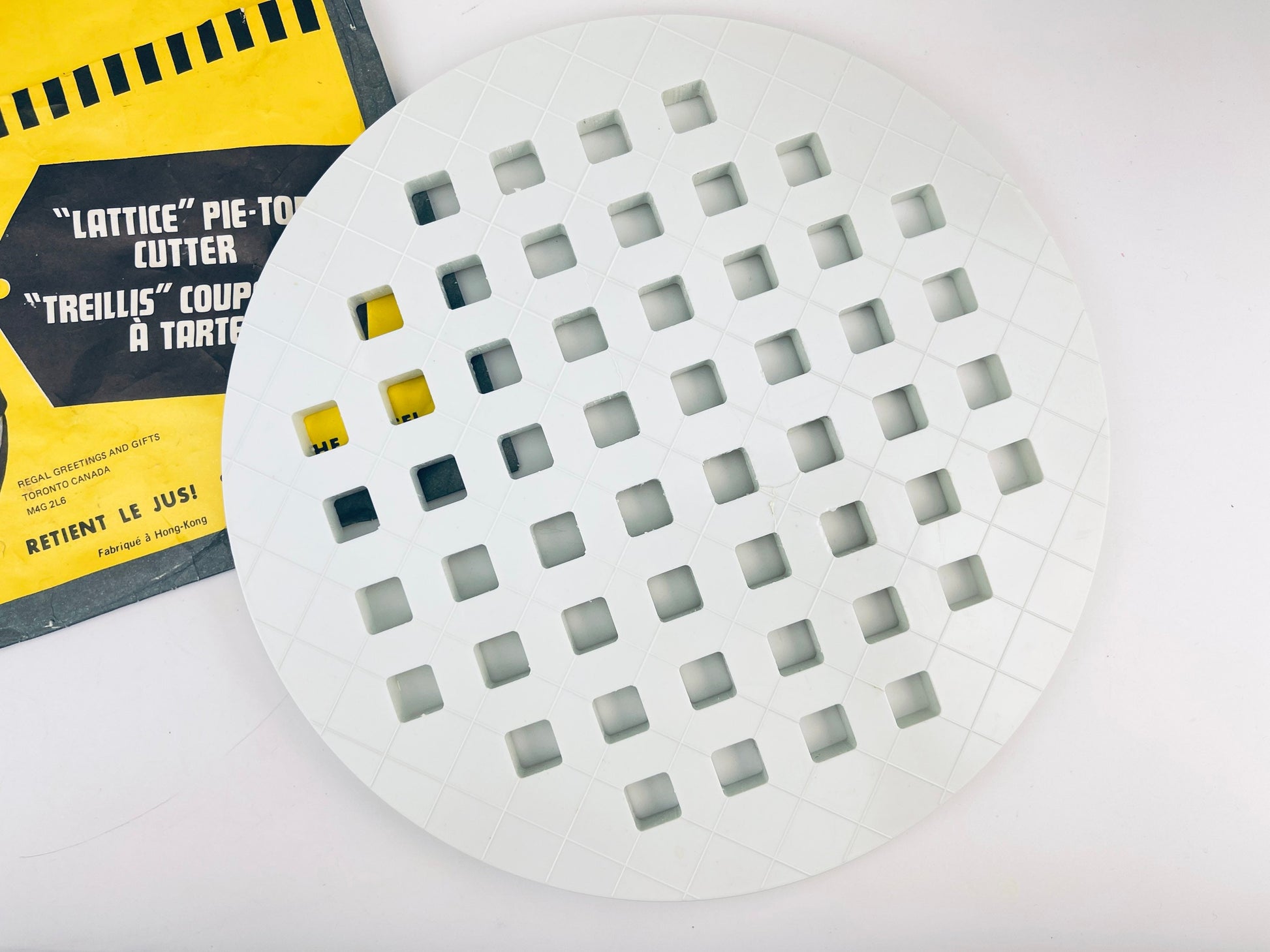 Product image for 'vintage plastic lattice pie top cutter saves the juice made in hong kong' (view 8be665)