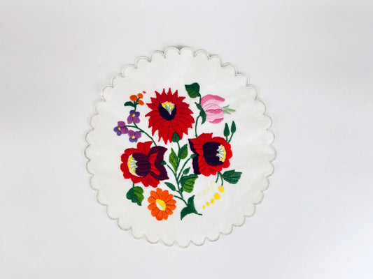 Product image for 'vintage circular scalloped edge folks floral pattern table linen doily' (view f8c959)