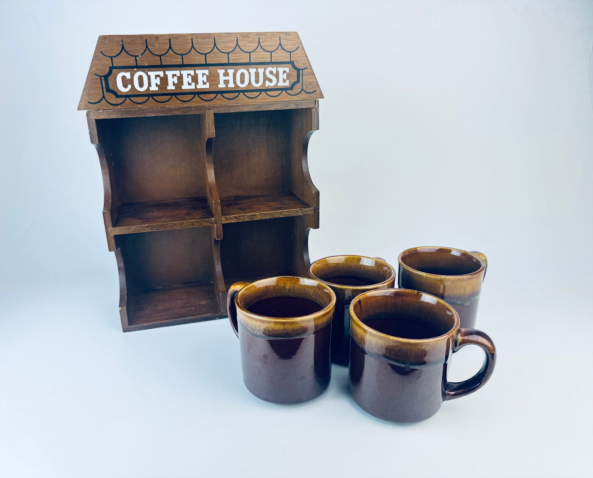 Product image for 'vintage coffee house wooden mug organiser ceramic drip glaze mugs set of four 4 maison du cafe en francis' (view 977fff)