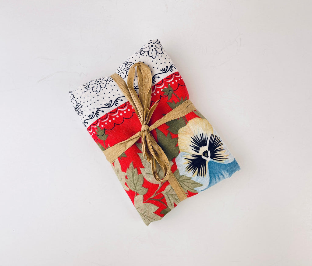 Product image for 'vintage red floral cotton fabric 37 x 51' (view 70bea6)