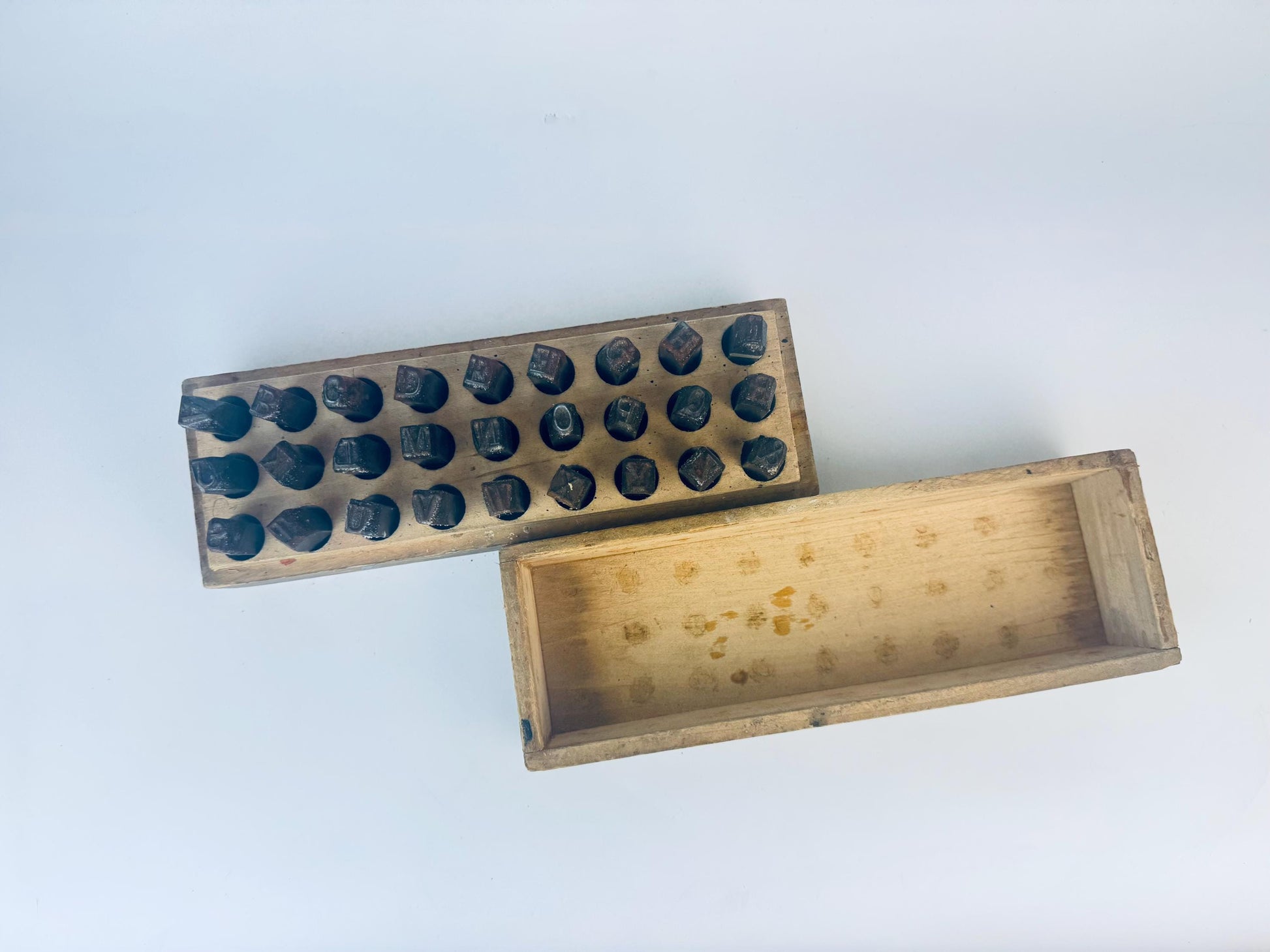 Product image for 'vintage young bros 3 8 steel letter punch set original dovetail wooden case' (view 37112f)