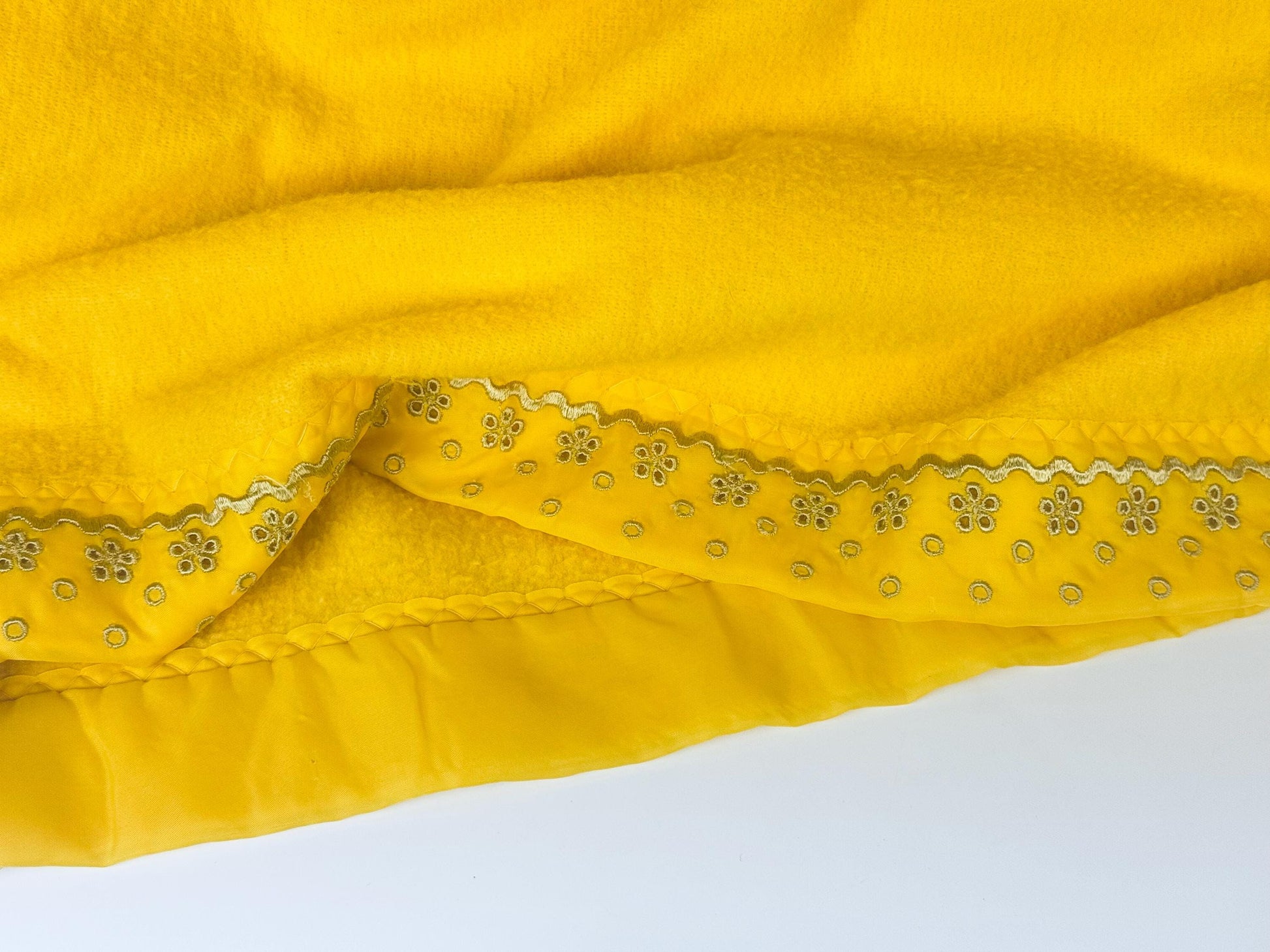 Product image for 'vintage yellow acrylic full blanket 82 x 92 floral eyelet satin ribbon trim made in canada' (view 6dc7a5)