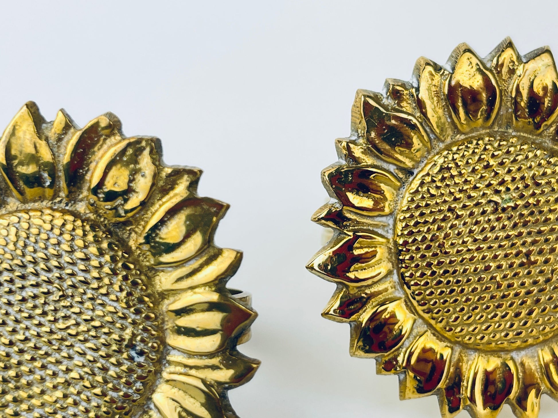 Product image for 'vintage brass sunflower napkin ring holders set of two 2 attractive aged patina' (view 92d93b)