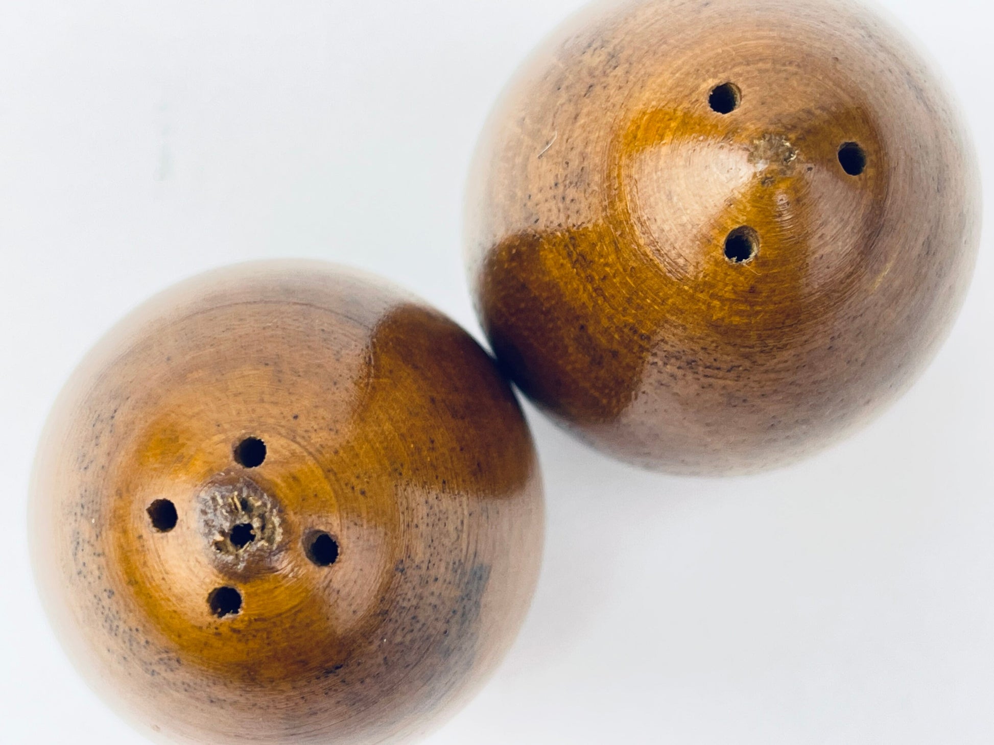 Product image for 'vintage mcm oblong shaped wood salt pepper wood shakers' (view 465ebf)