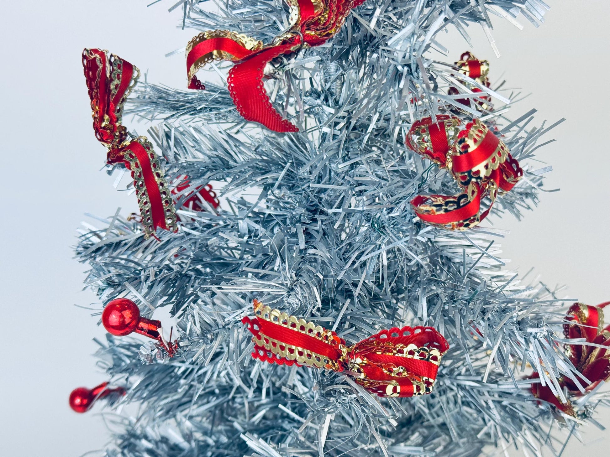 Product image for 'vintage red gold christmas tree ornament trimmings mid century modern christmas made in japan' (view 3aa758)