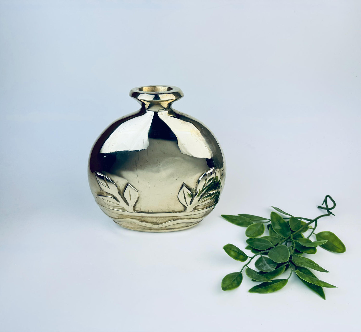 Product image for 'vintage dolbi cashier solid brass art deco revival oblong round 10 flask vase made in korea' (view a8c13f)