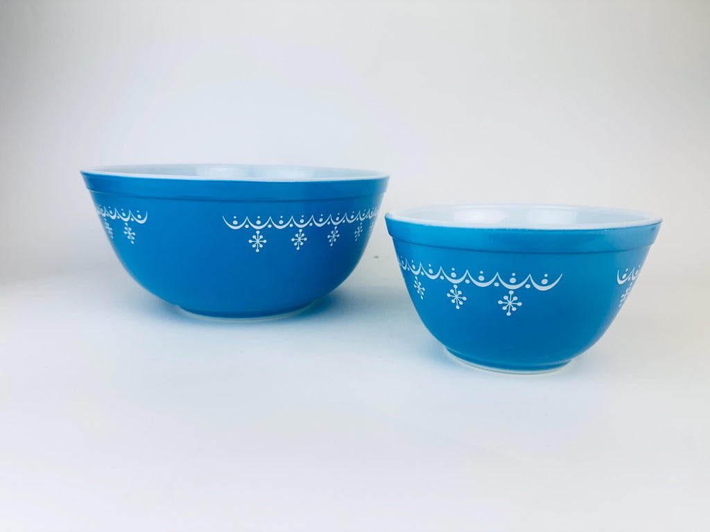 Product image for 'vintage snowflake blue garland pyrex glass mixing bowls sold separately' (view 1ae624)