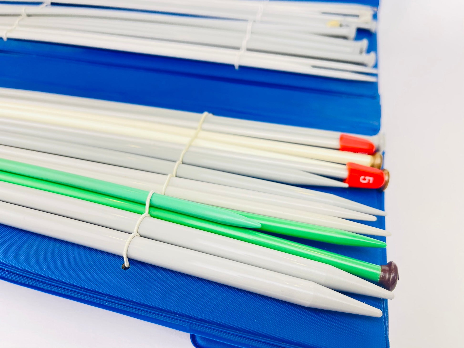 Product image for 'vintage latch knitting needle kit dcn perfecto bright blue pleather brass looking includes variety needle sizes' (view d956fb)