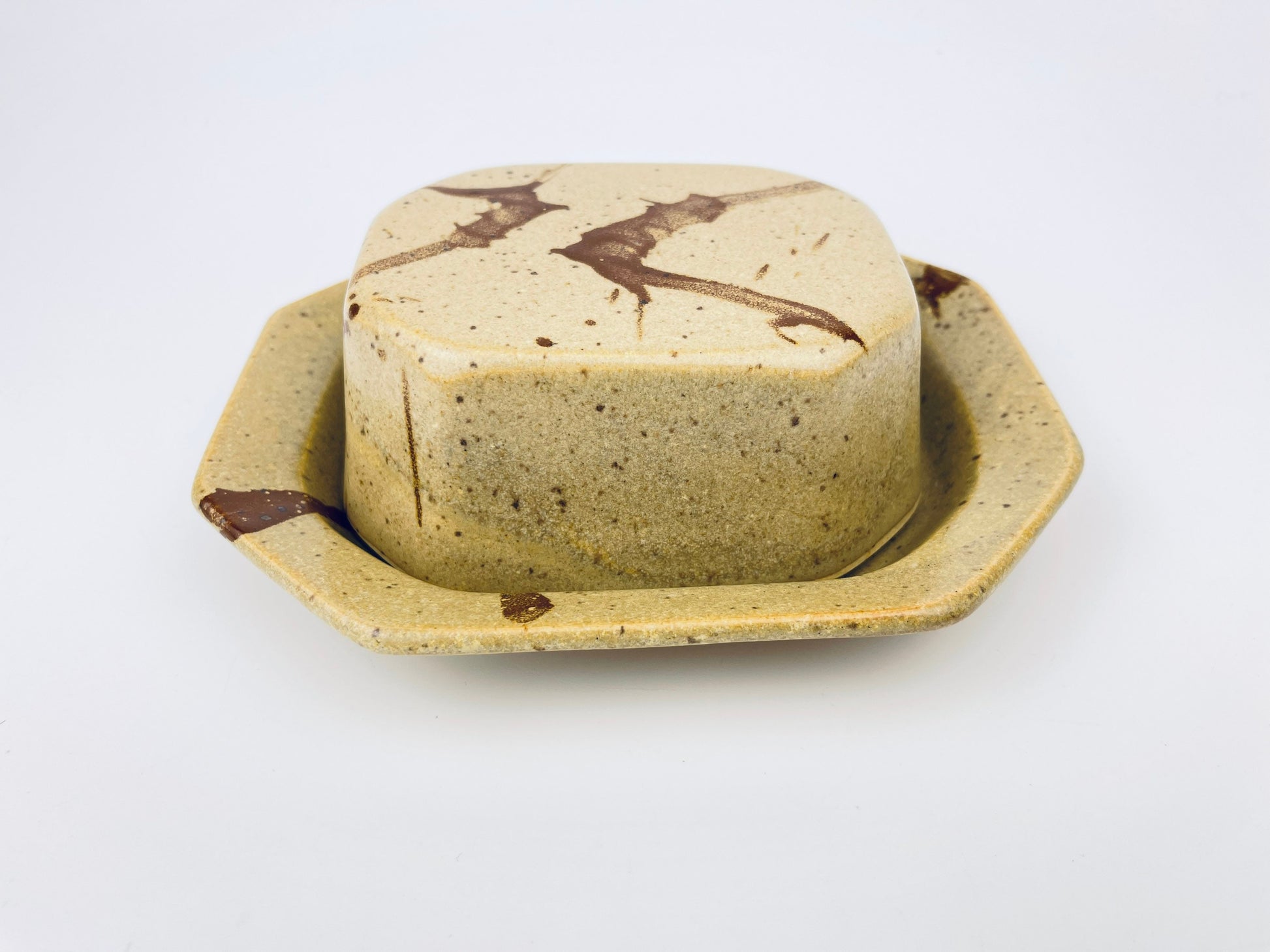 Product image for 'vintage brown speckle stoneware butter cheese dish alan grout ag pottery' (view 21bef0)