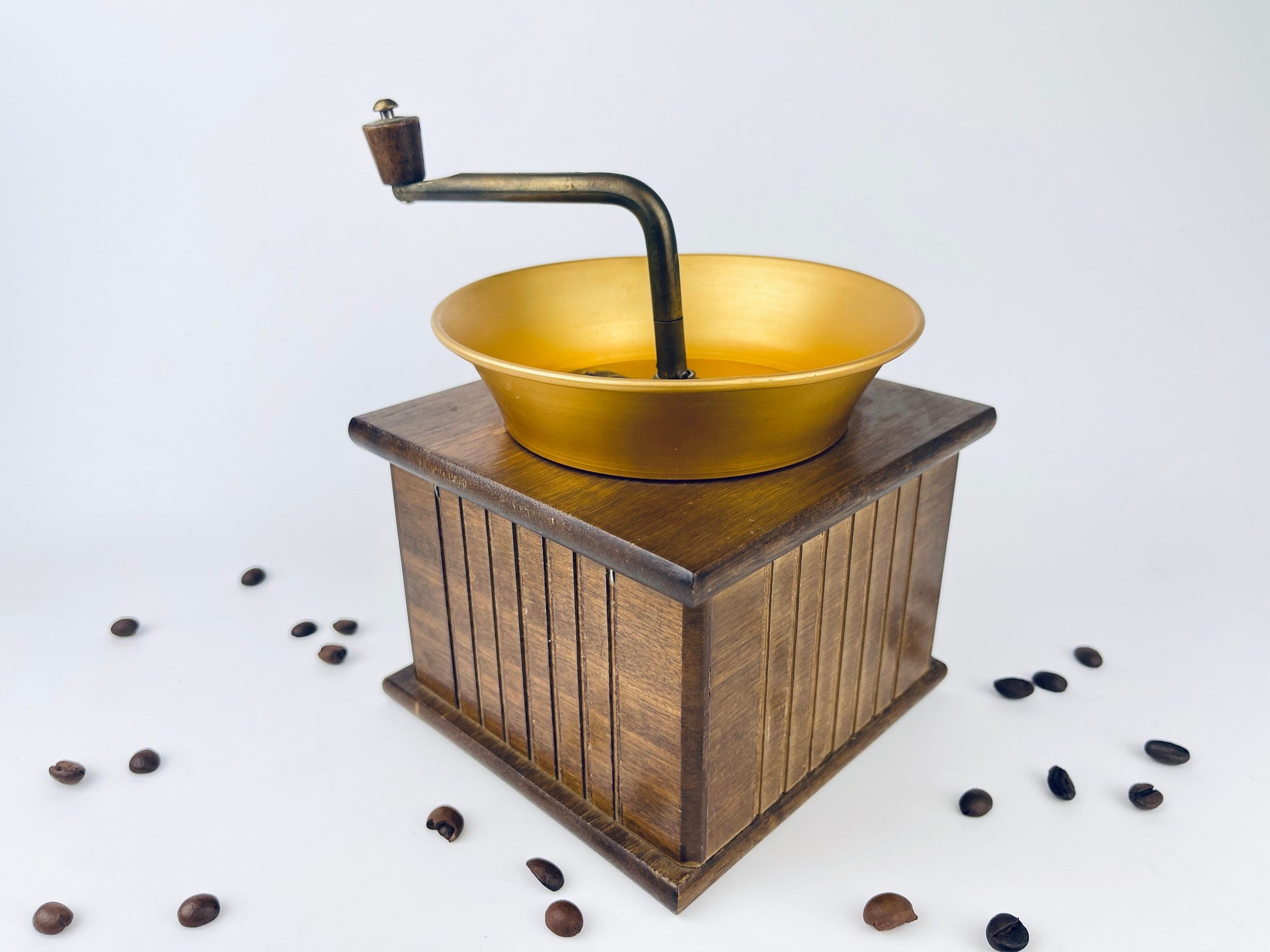 Product image for 'vintage manual coffee grinder wood metal made in taiwan' (view da5340)