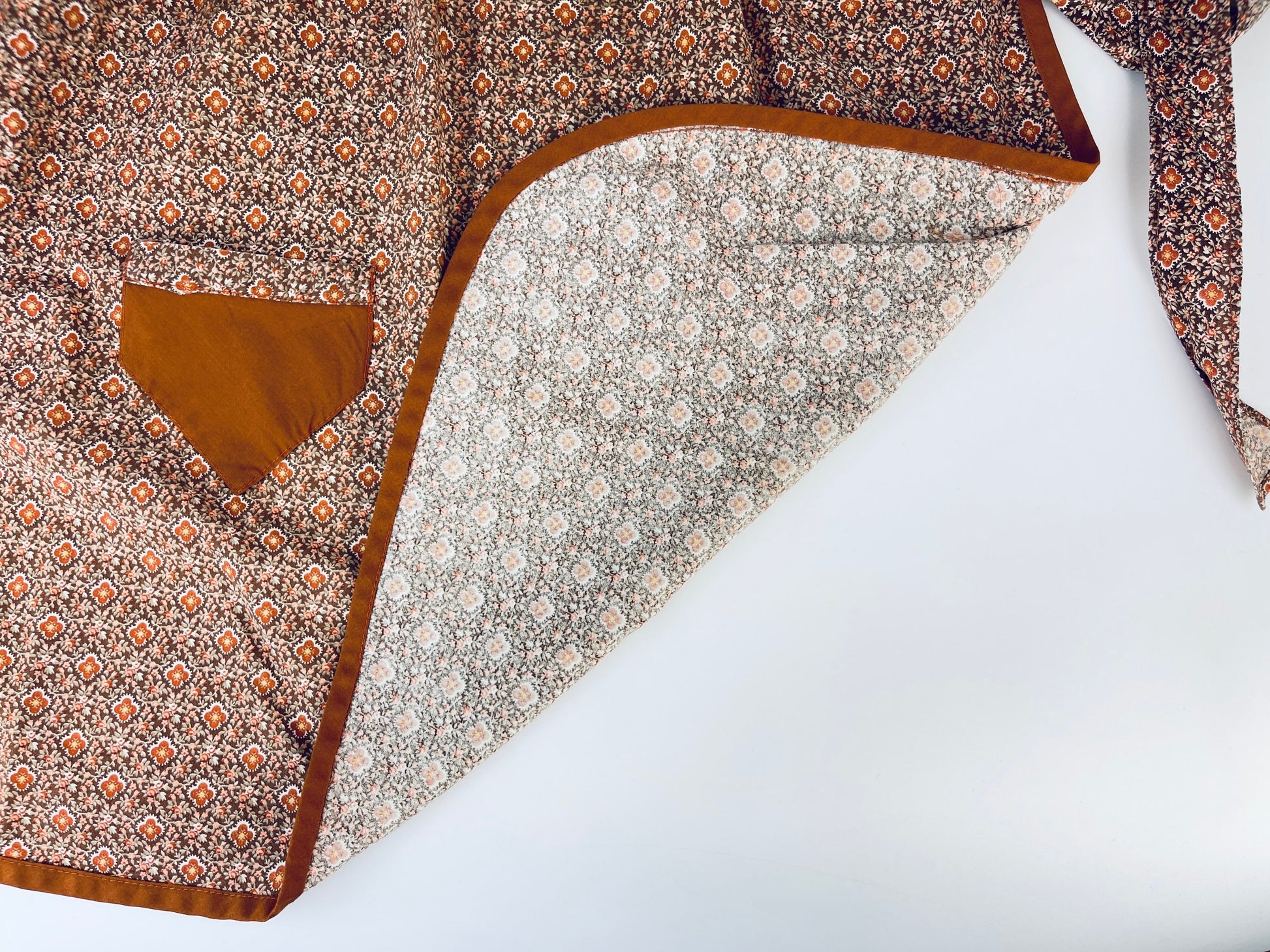 Product image for 'vintage brown pink floral pocketed waist apron' (view 65a594)