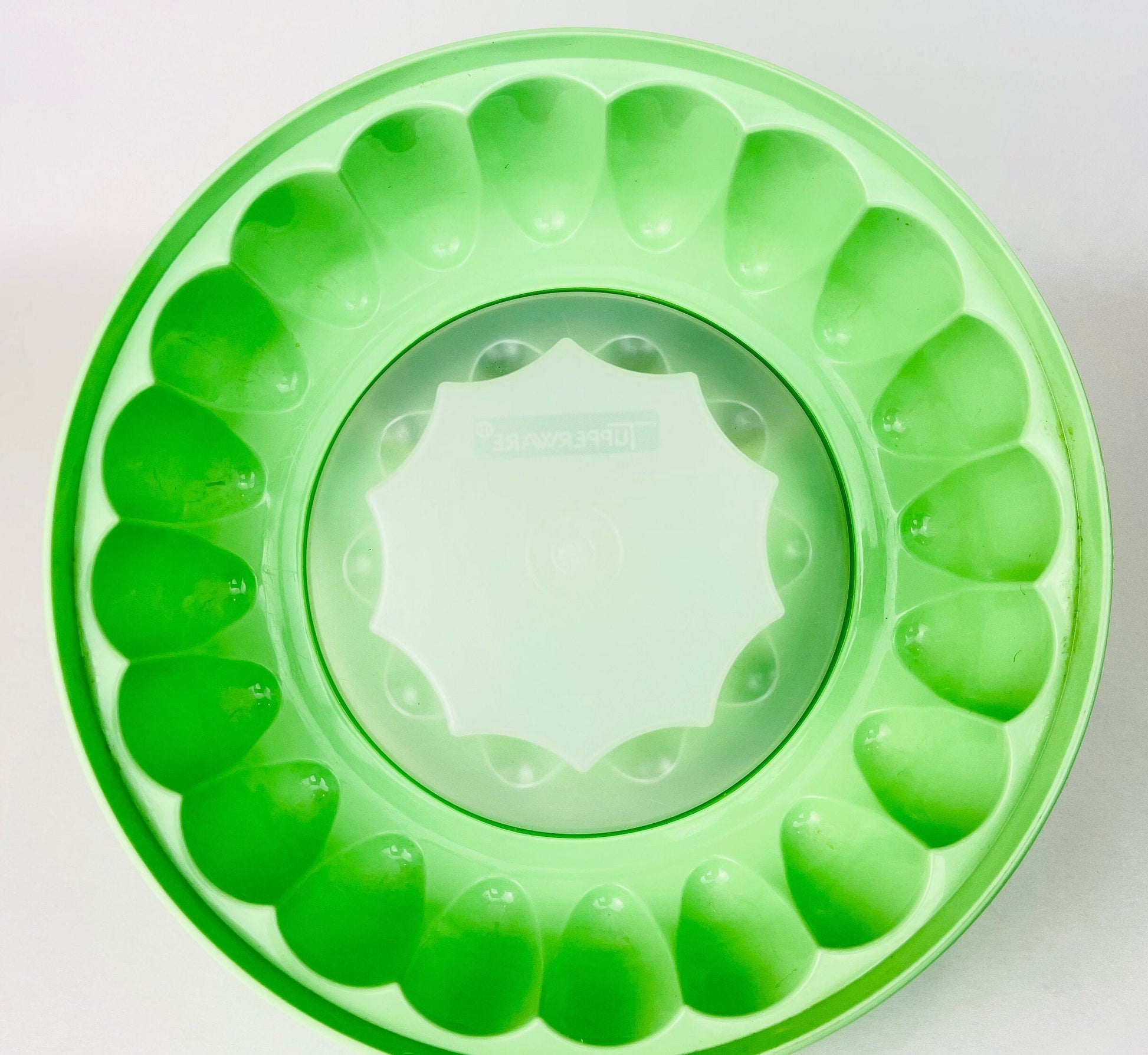 Product image for 'vintage tupperware jello mould lime green clear' (view 1d152e)