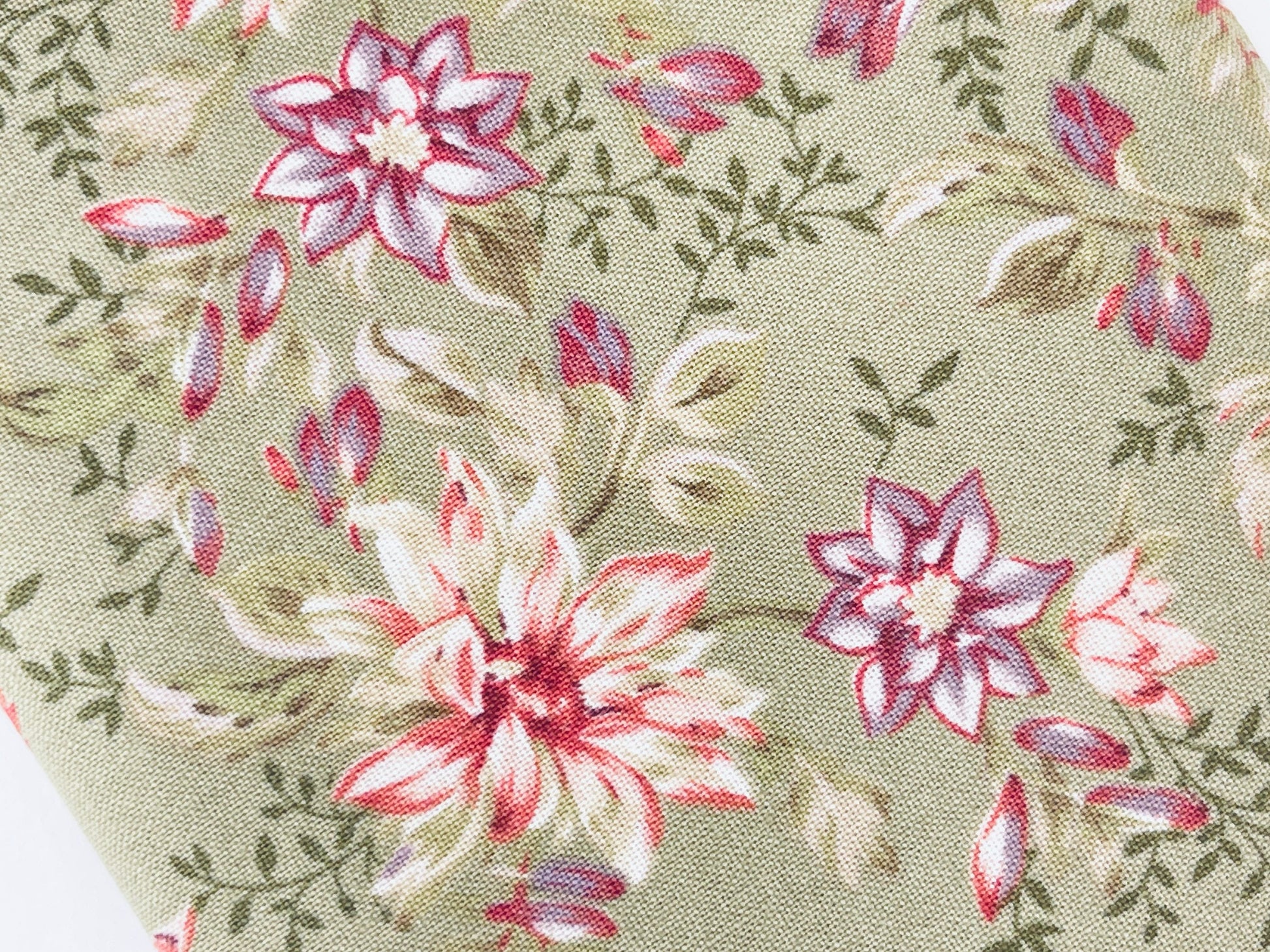 Product image for 'vintage green floral fabric 18 x 41 two 2 fat quarters' (view 0ce9f4)