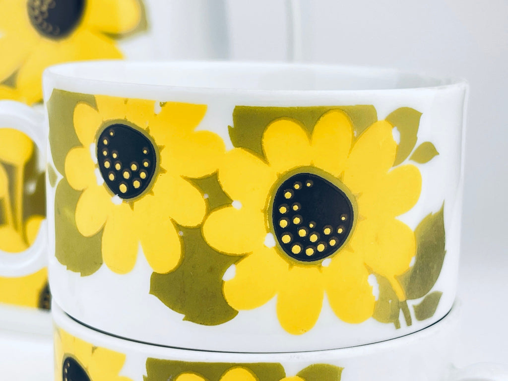 Product image for 'vintage yellow daisy tea set schirnding bavaria tea kettle cream sugar tea cups' (view 518b5b)