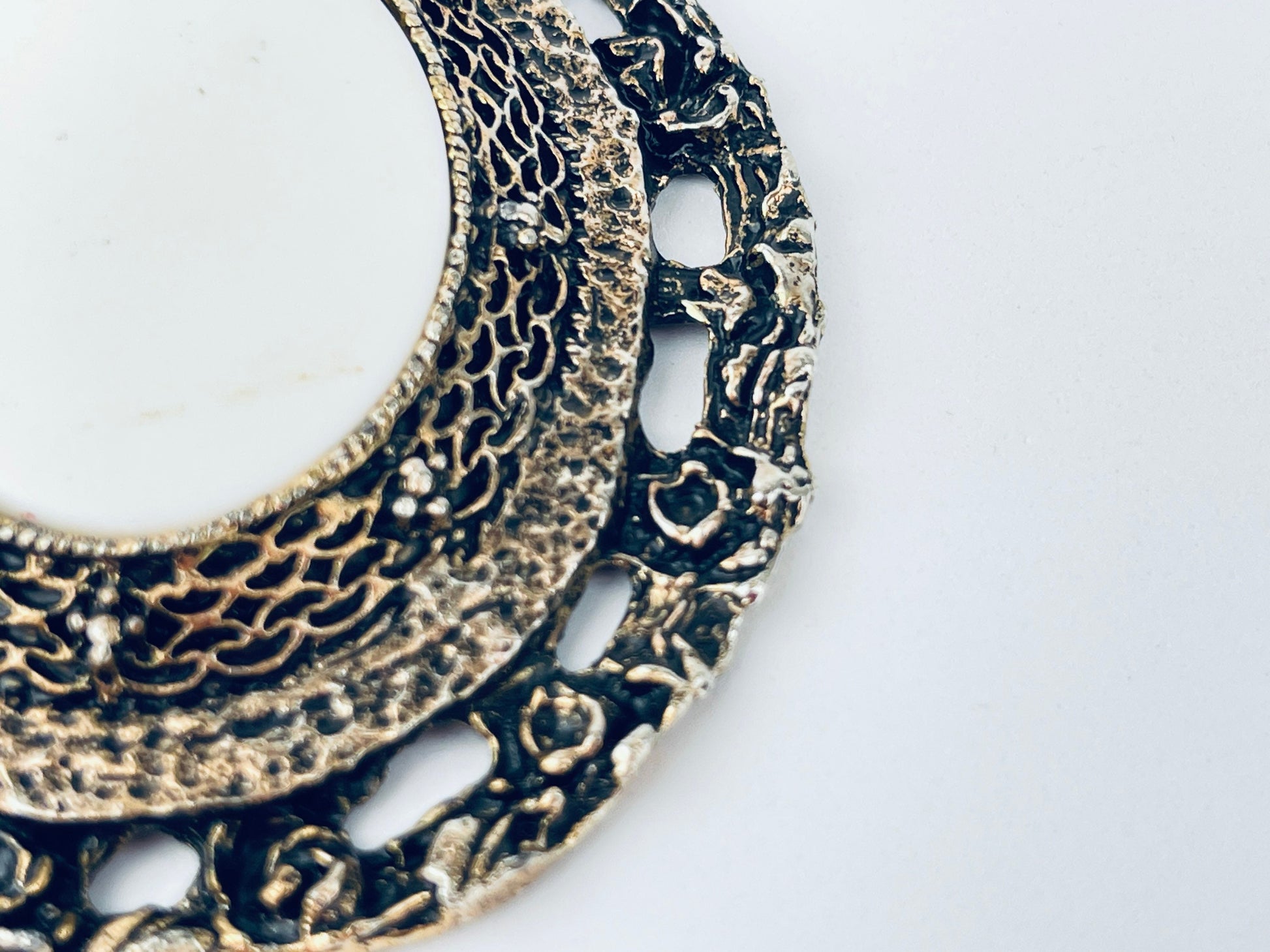 Product image for 'vintage ornate 24 kt gold plated cameo filigree oval brass metal frame wall mountable' (view 97feec)