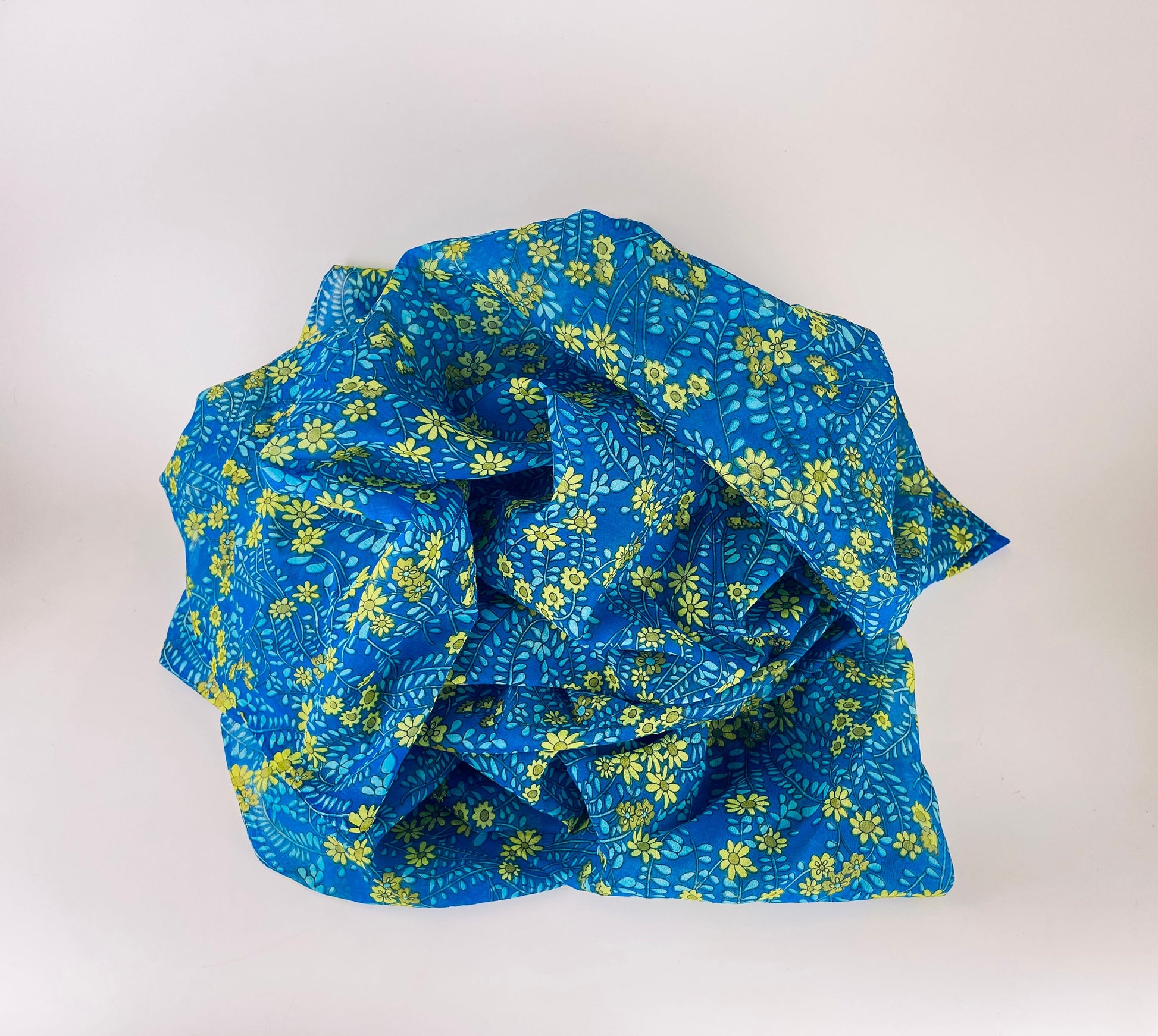 Product image for 'vintage blue yellow floral semi sheer polyester fabric 41 x 88' (view 33081e)