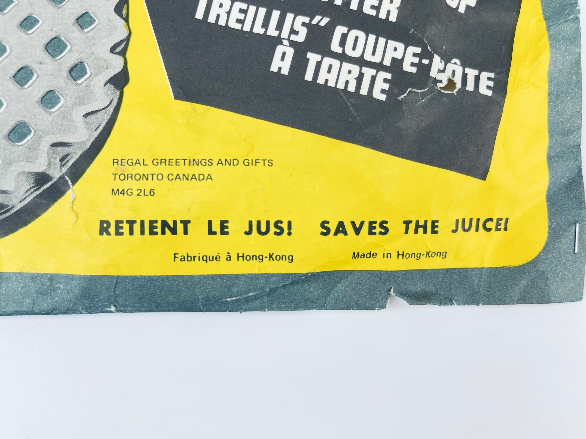Product image for 'vintage plastic lattice pie top cutter saves the juice made in hong kong' (view 5a3f95)