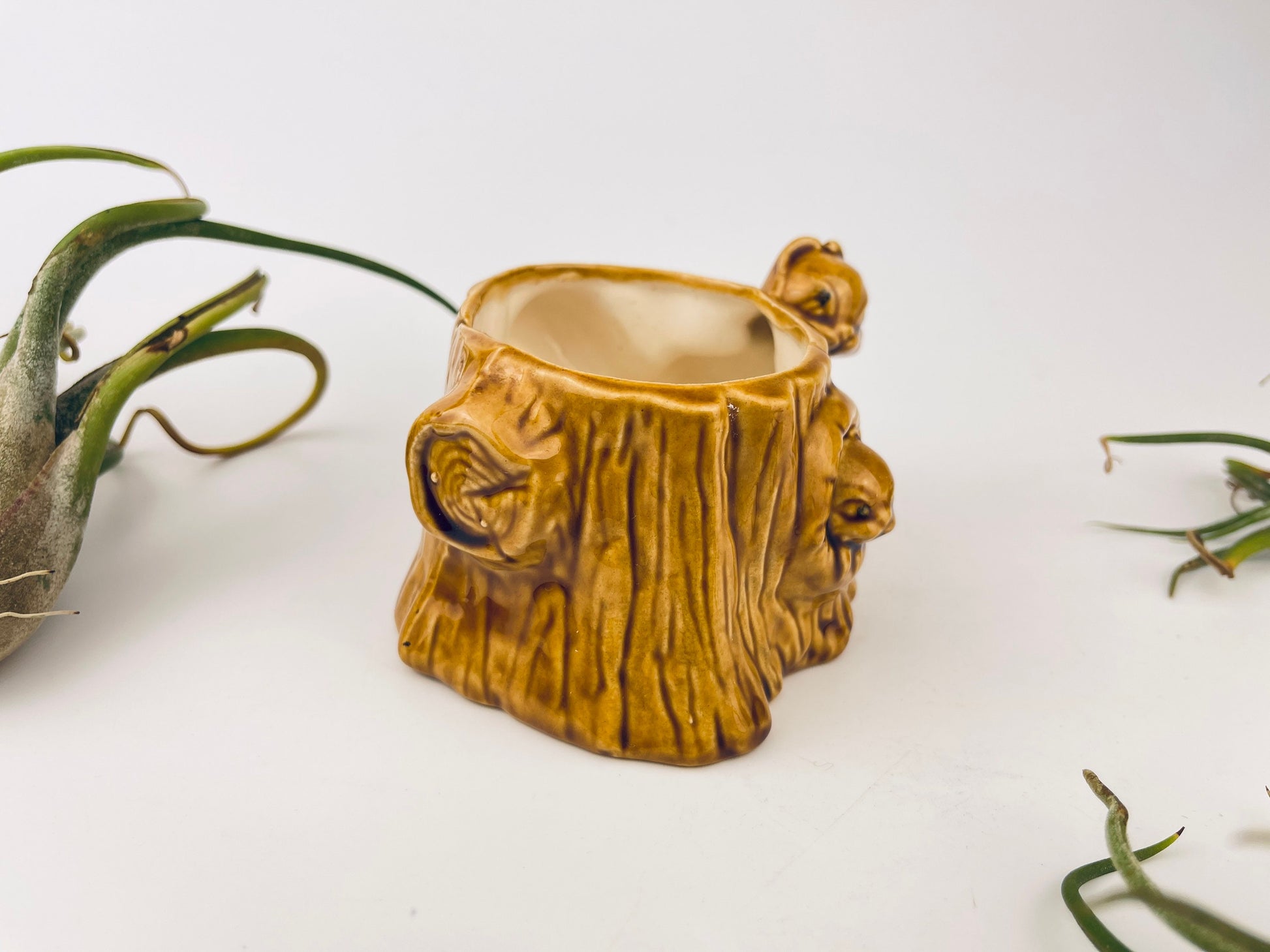 Product image for 'vintage squirrel tree trunk ceramic planter mid century woodland whimsy' (view 25286d)