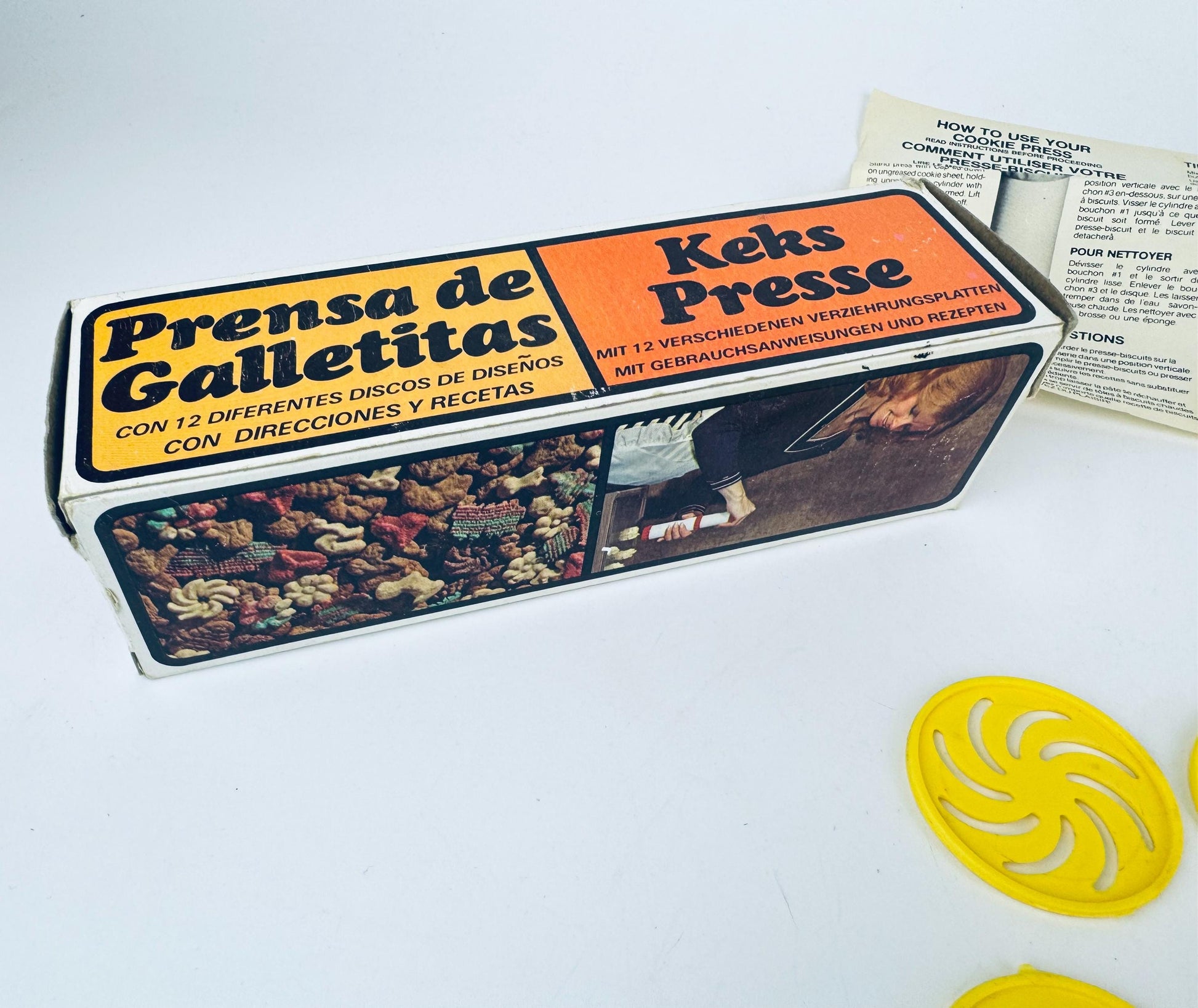 Product image for 'vintage plastic cookie press 12 design discs' (view 6b977c)